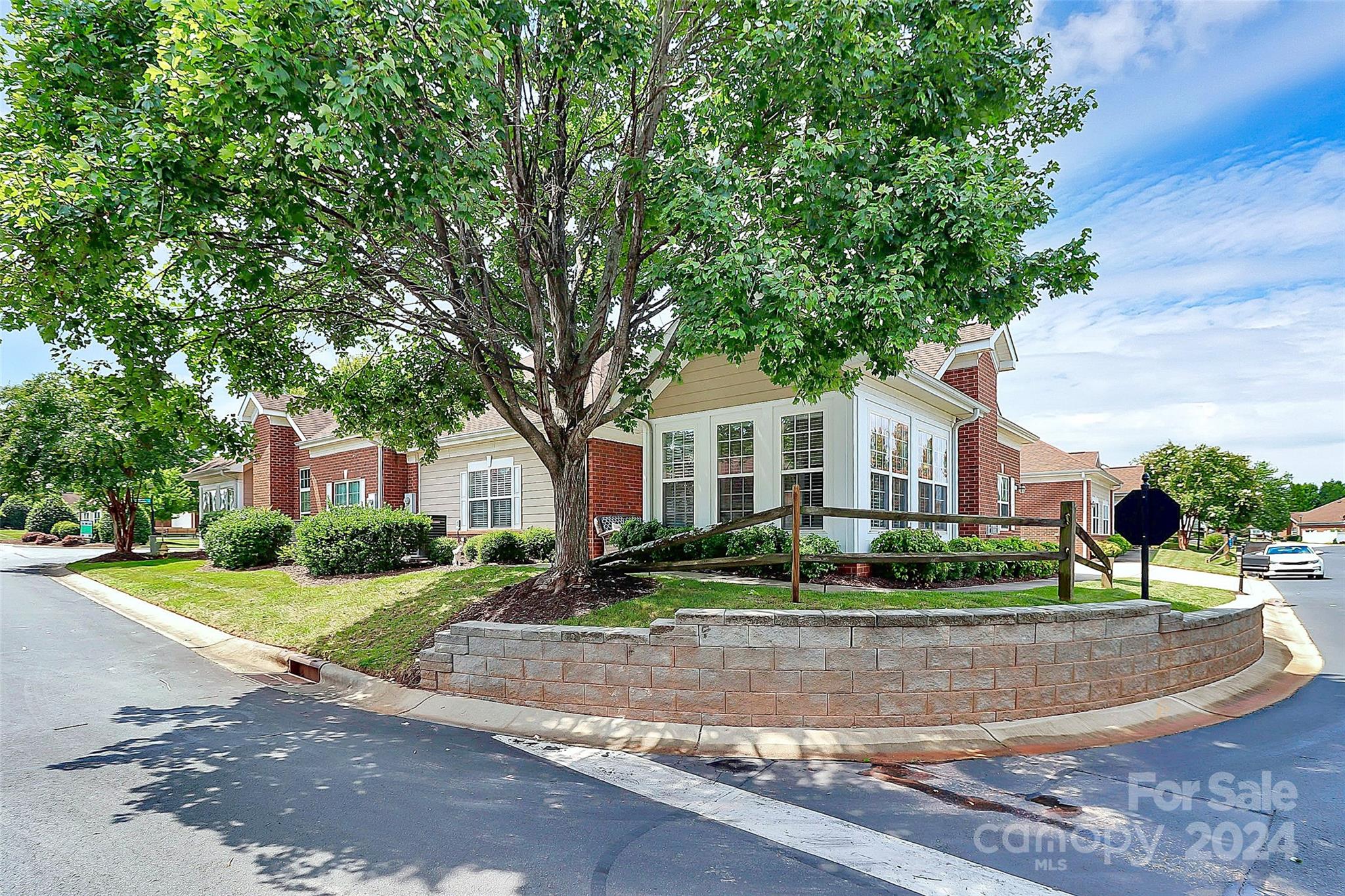 2103 N Castle Court