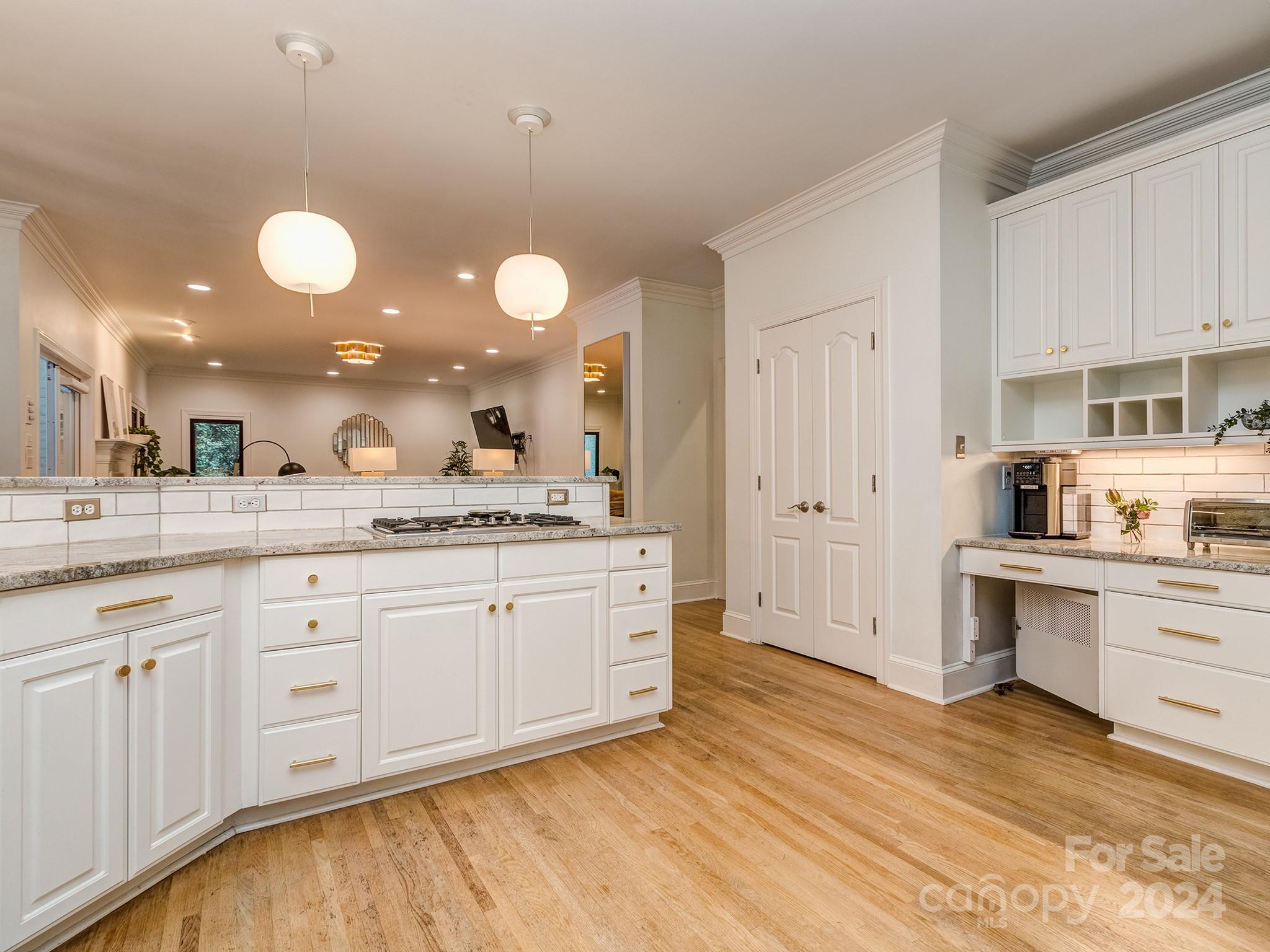 5527 Camelot Drive