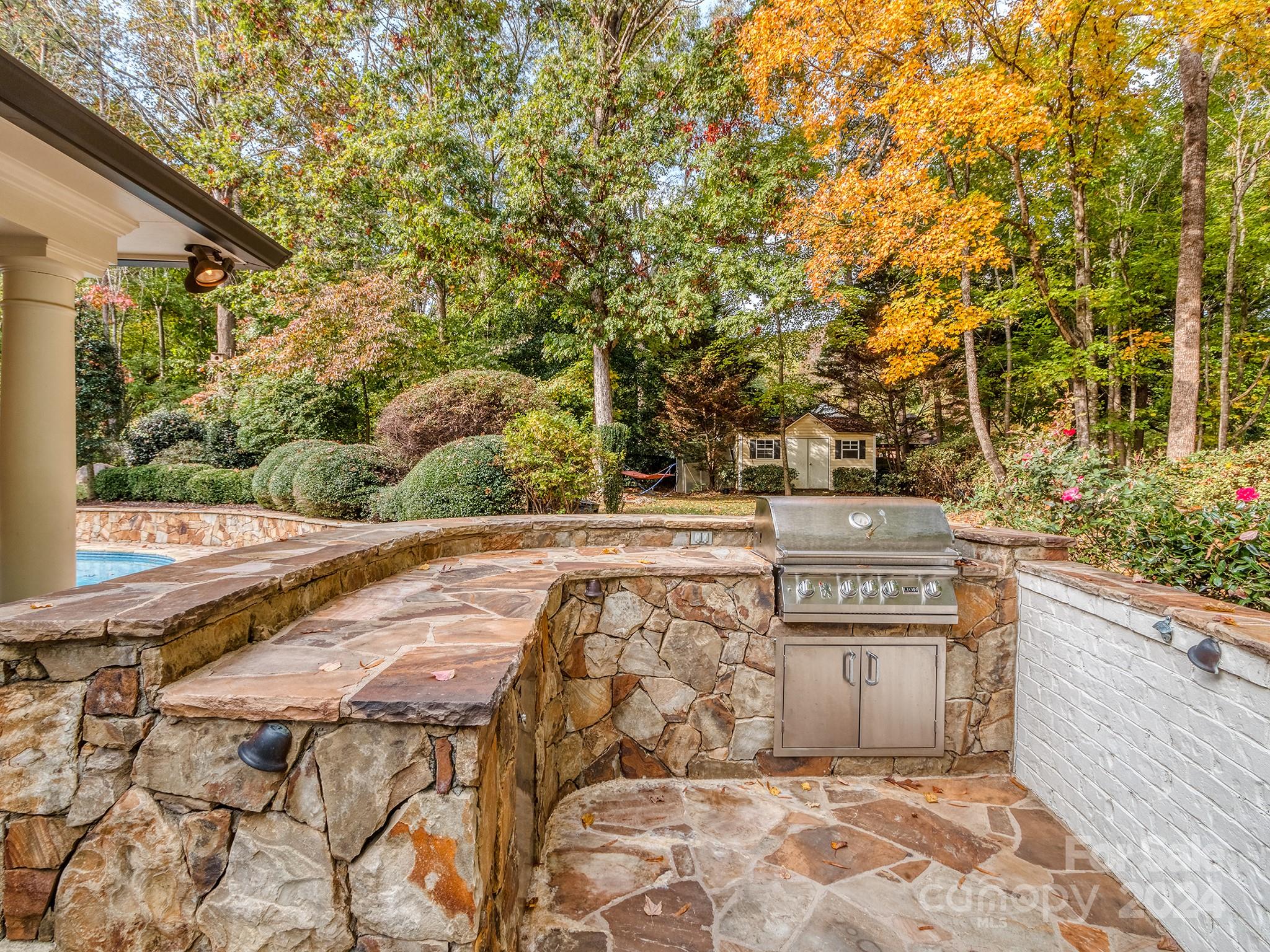 5527 Camelot Drive