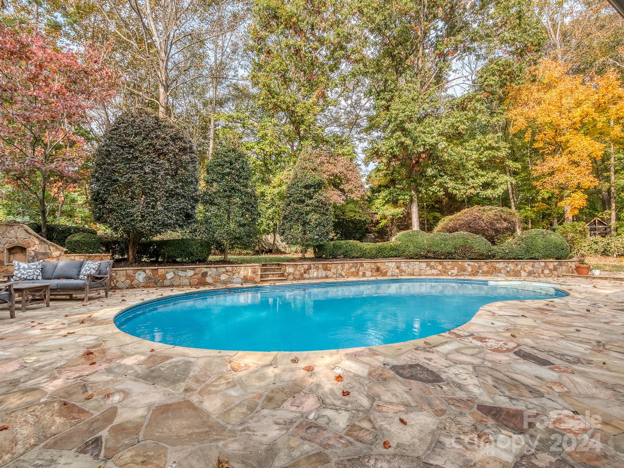 5527 Camelot Drive