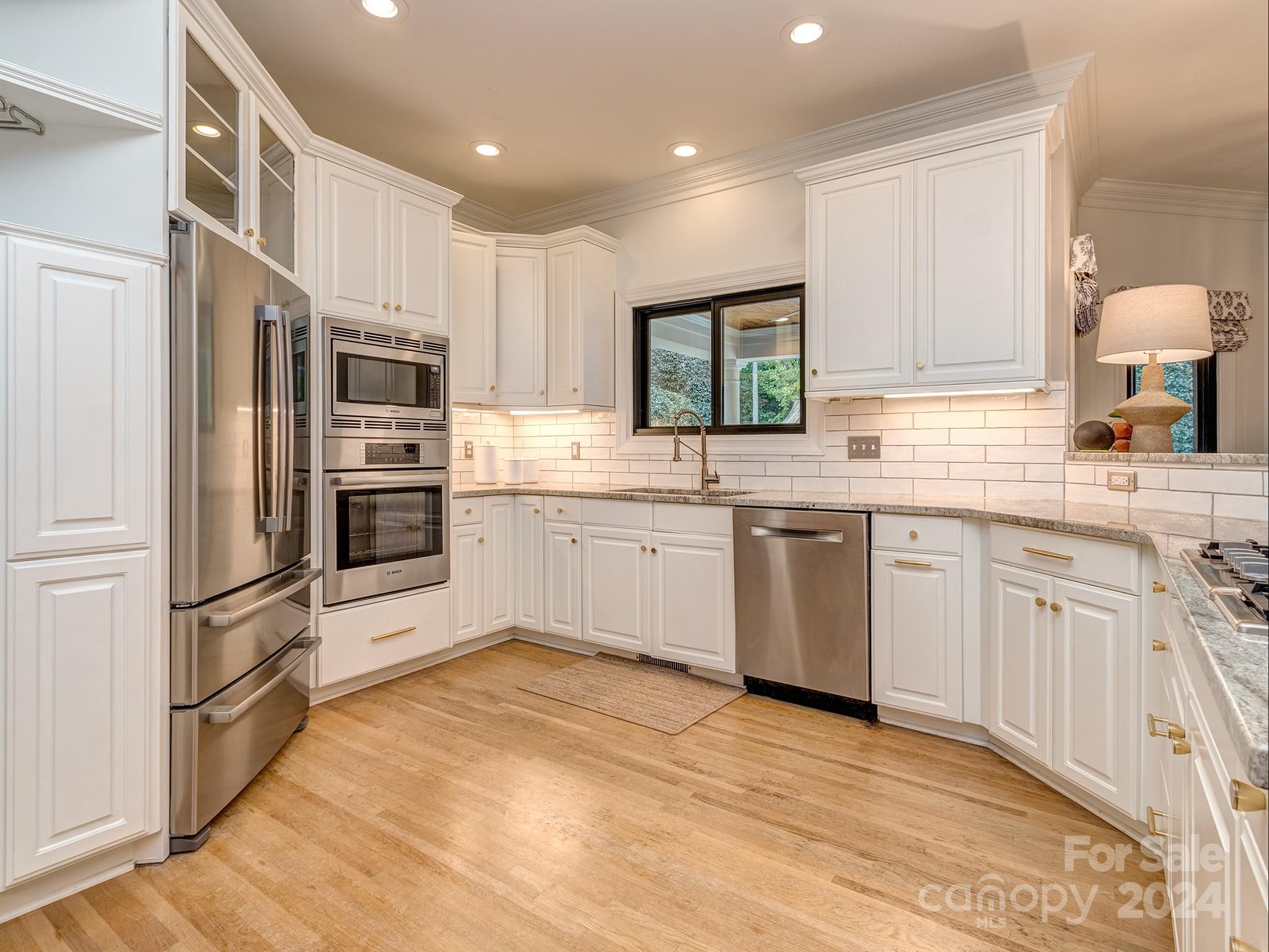 5527 Camelot Drive
