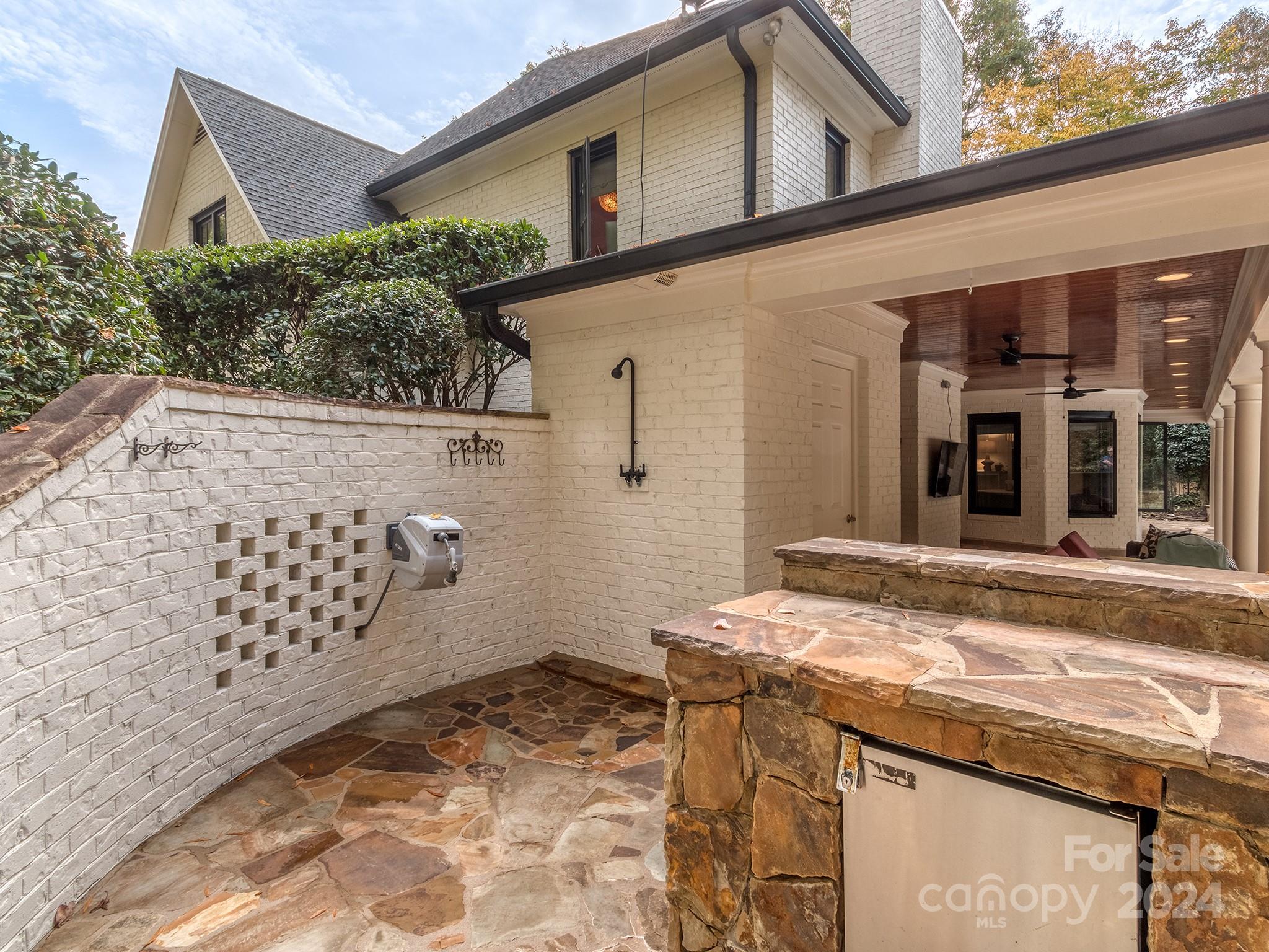 5527 Camelot Drive