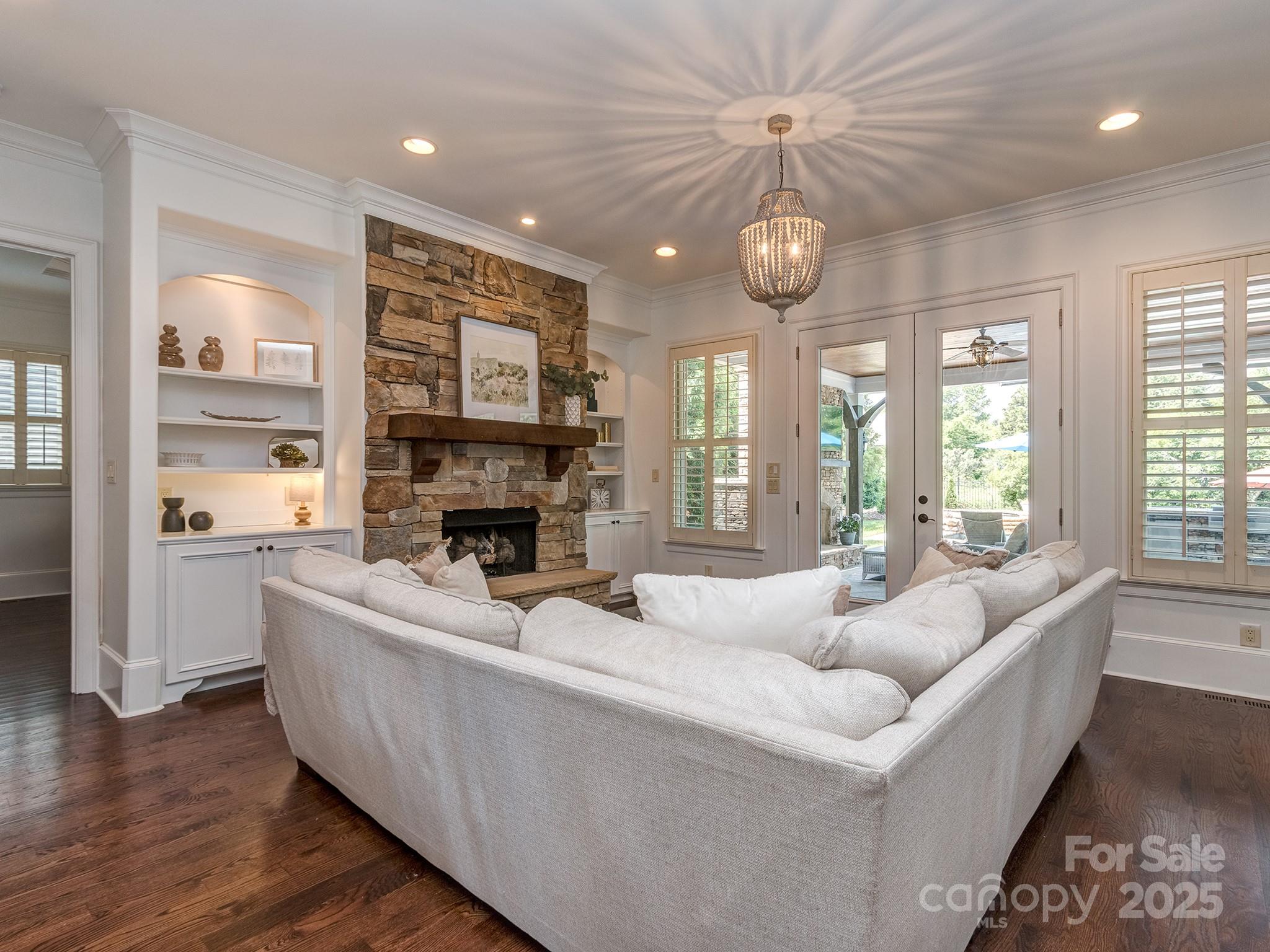 1404 Lookout Circle