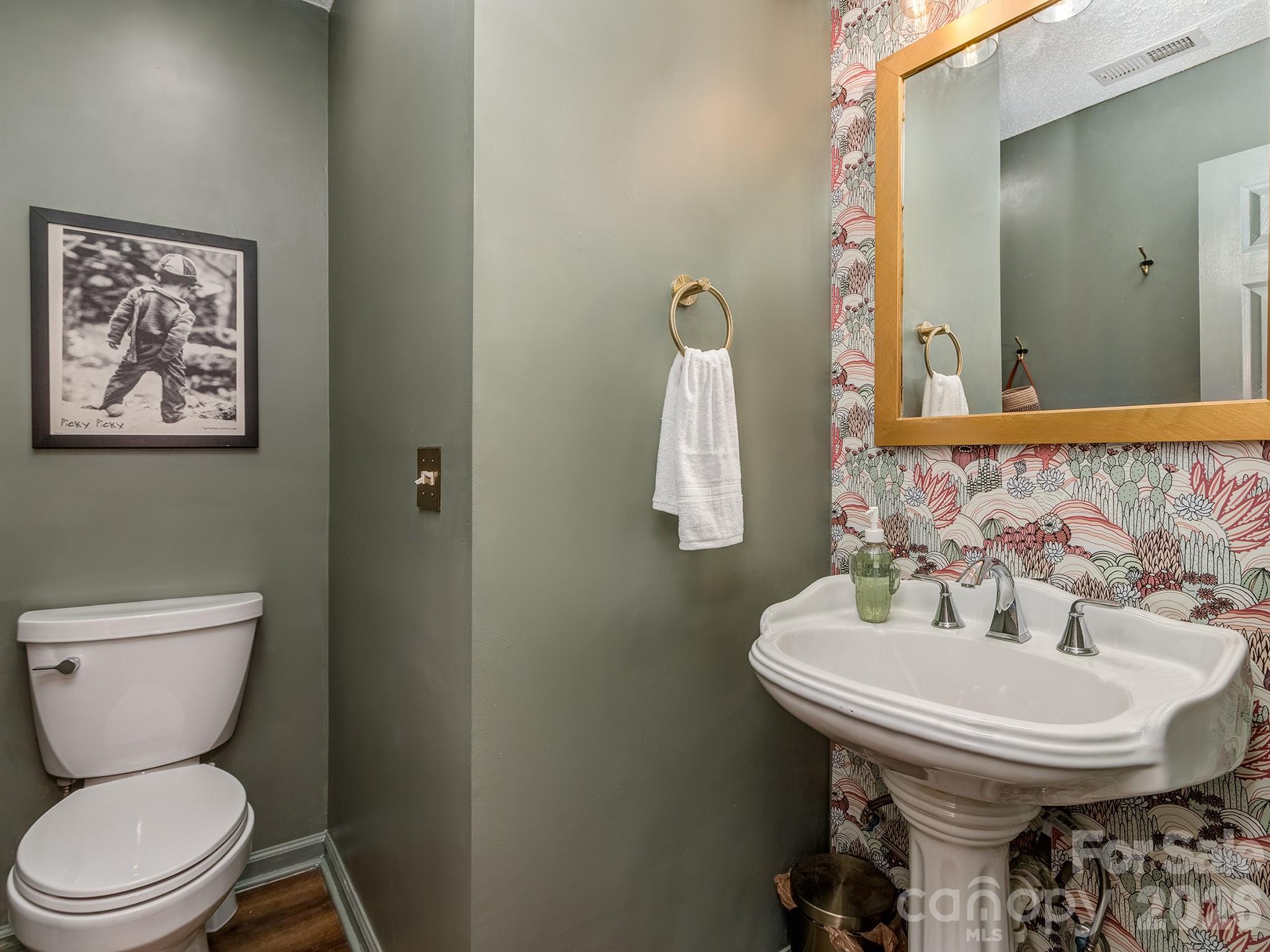 1512 Hollythorne Drive