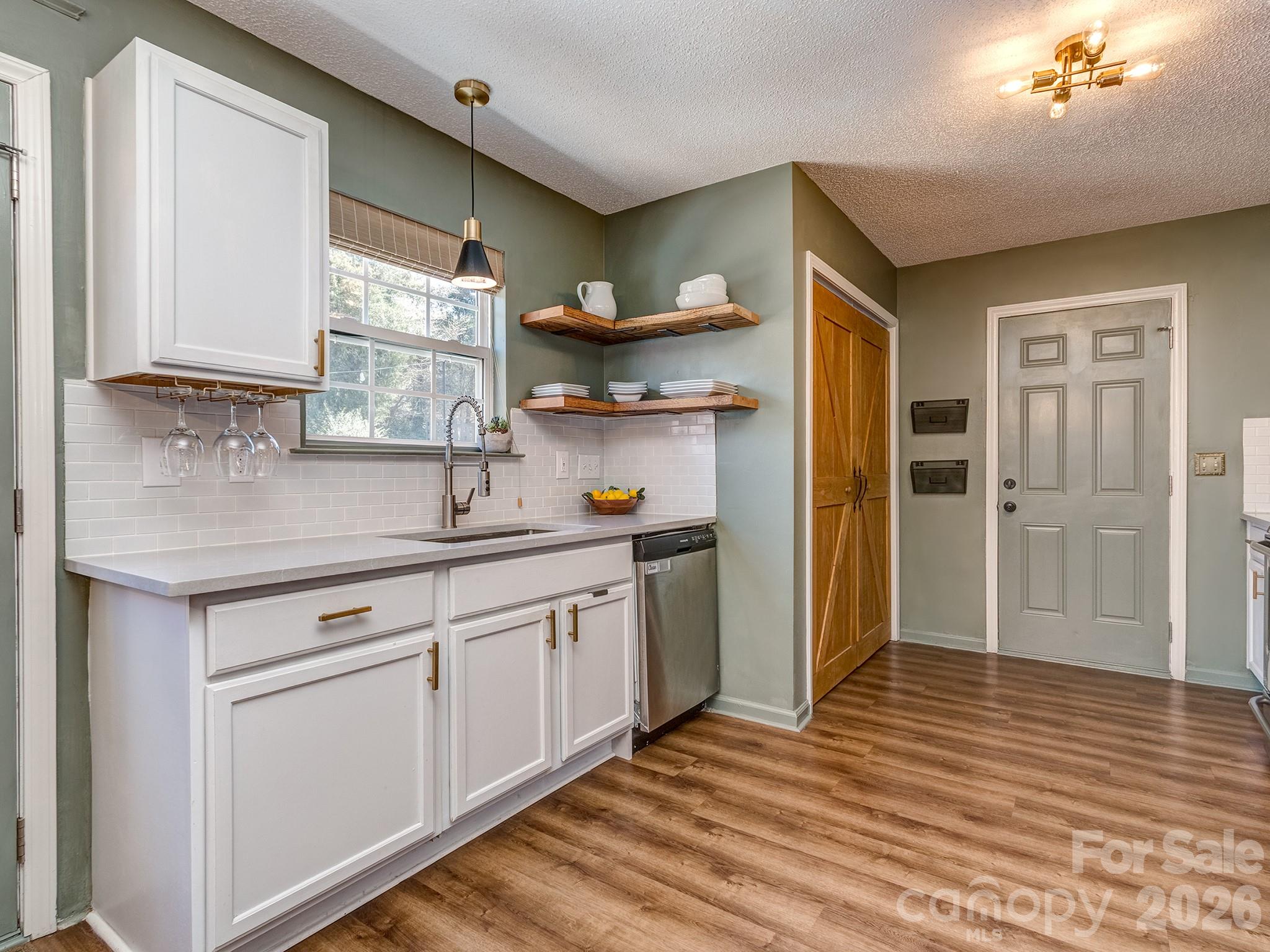 1512 Hollythorne Drive