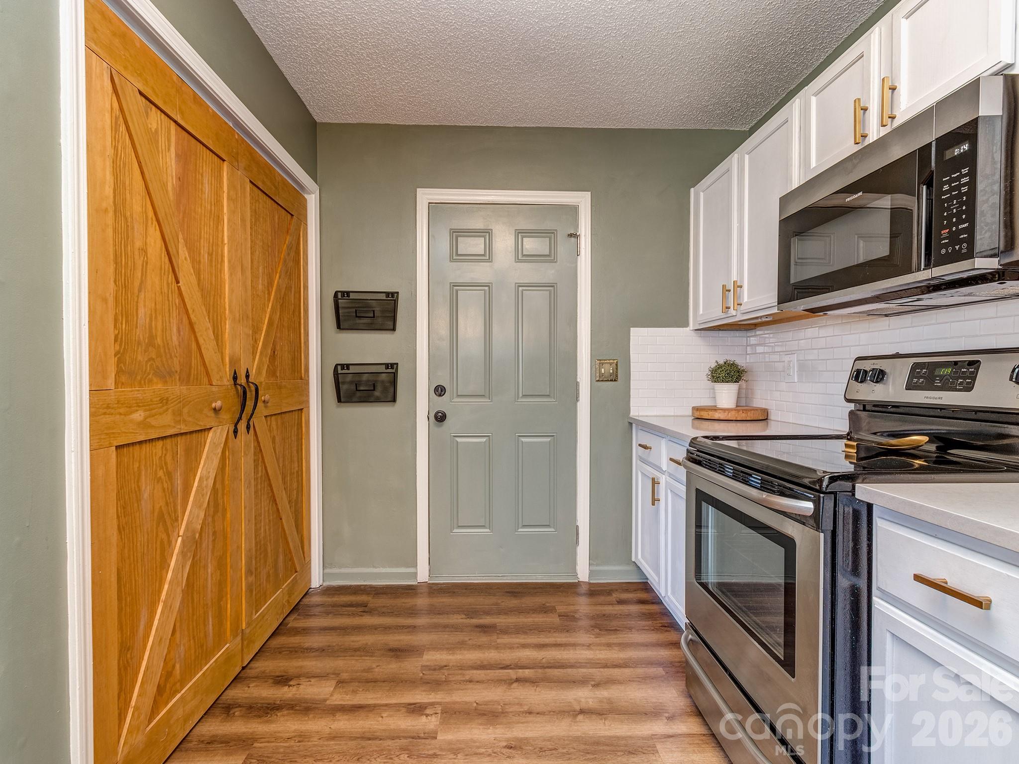 1512 Hollythorne Drive