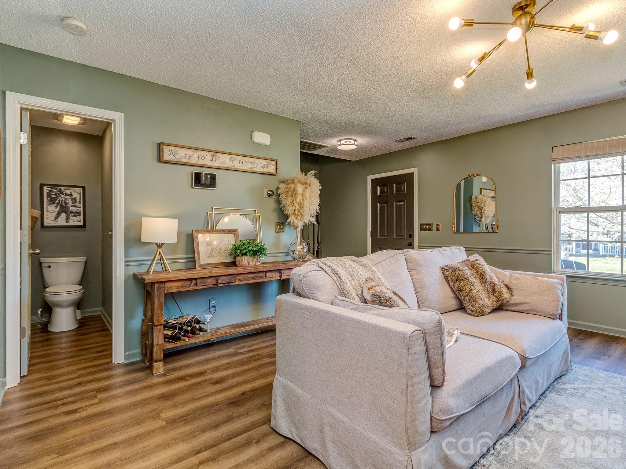 1512 Hollythorne Drive