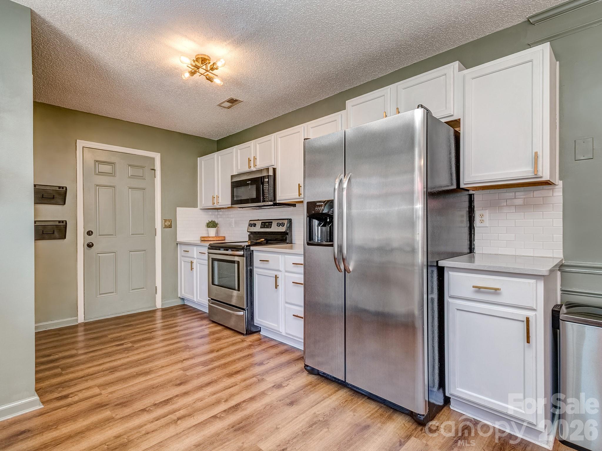 1512 Hollythorne Drive