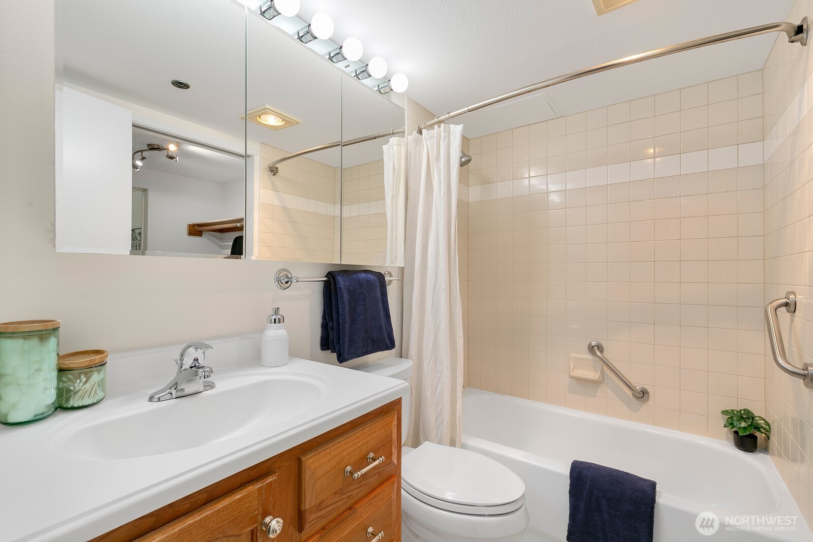 121 Vine Street Unit: 806