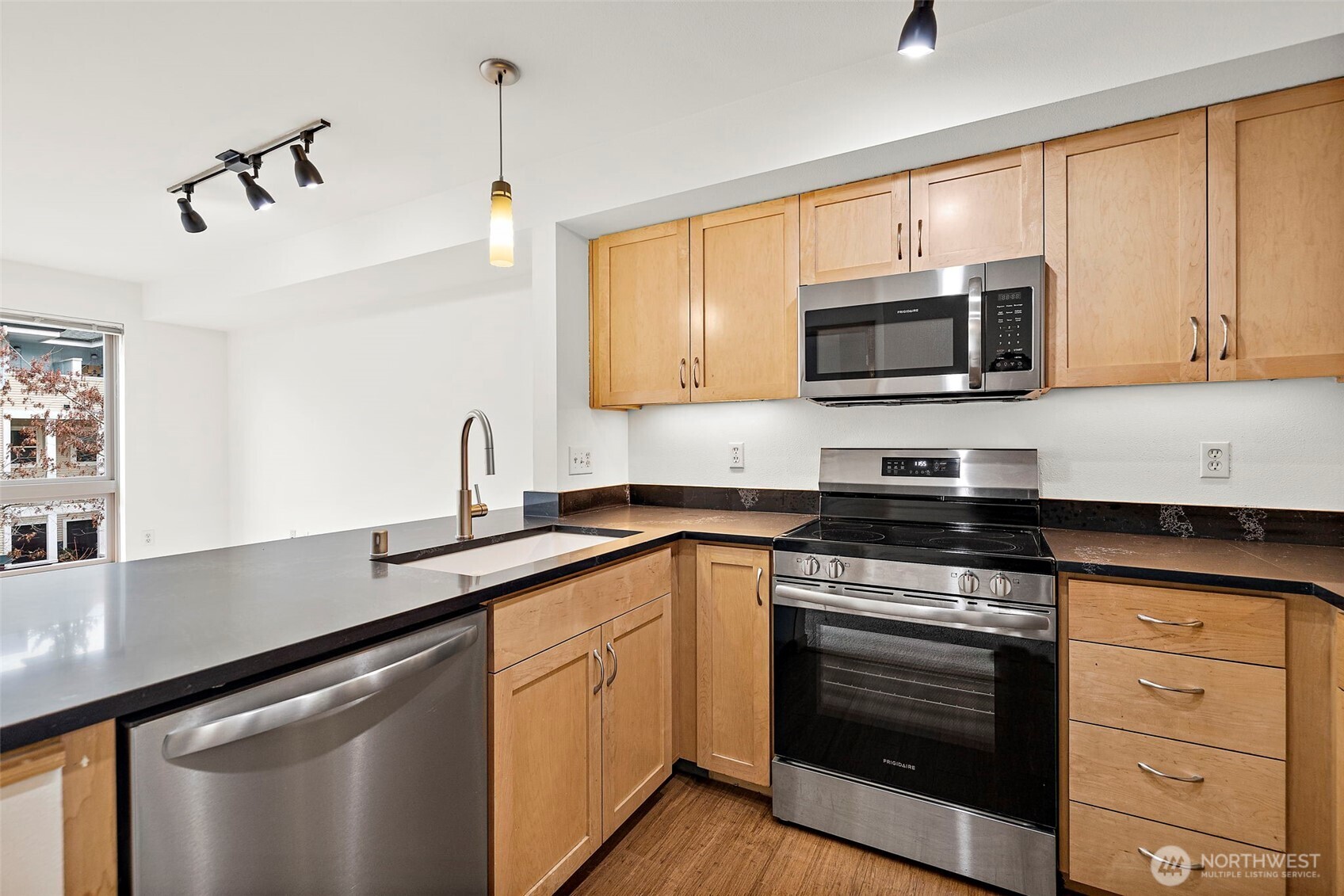 827 Hiawatha Place S Unit: 313