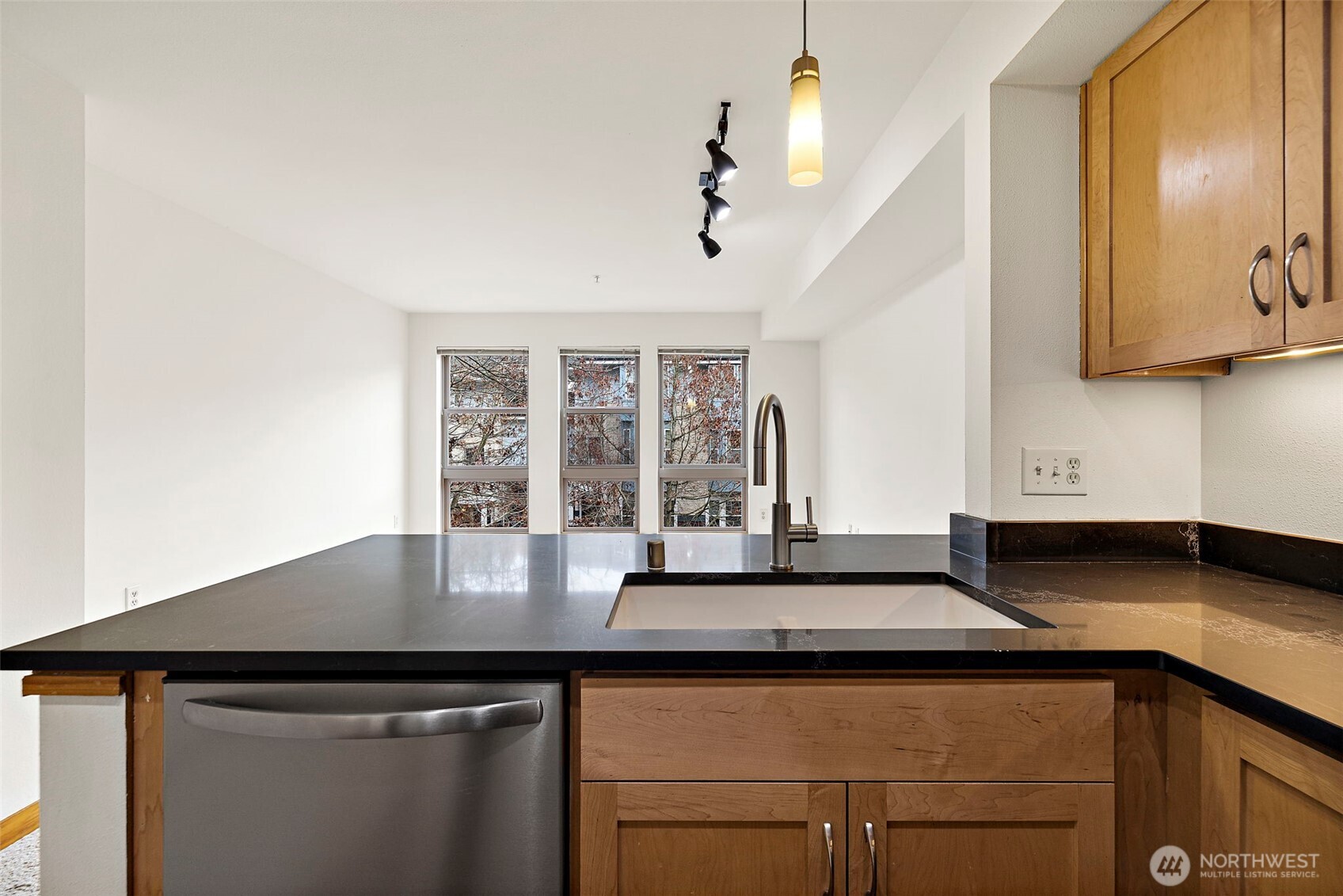 827 Hiawatha Place S Unit: 313