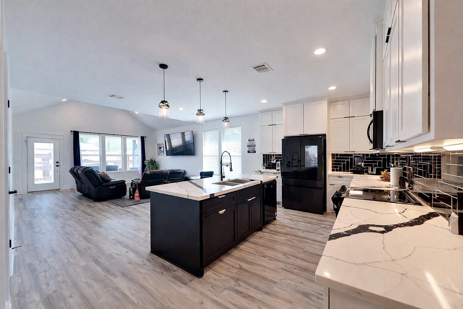 1118 N Shepherd Drive