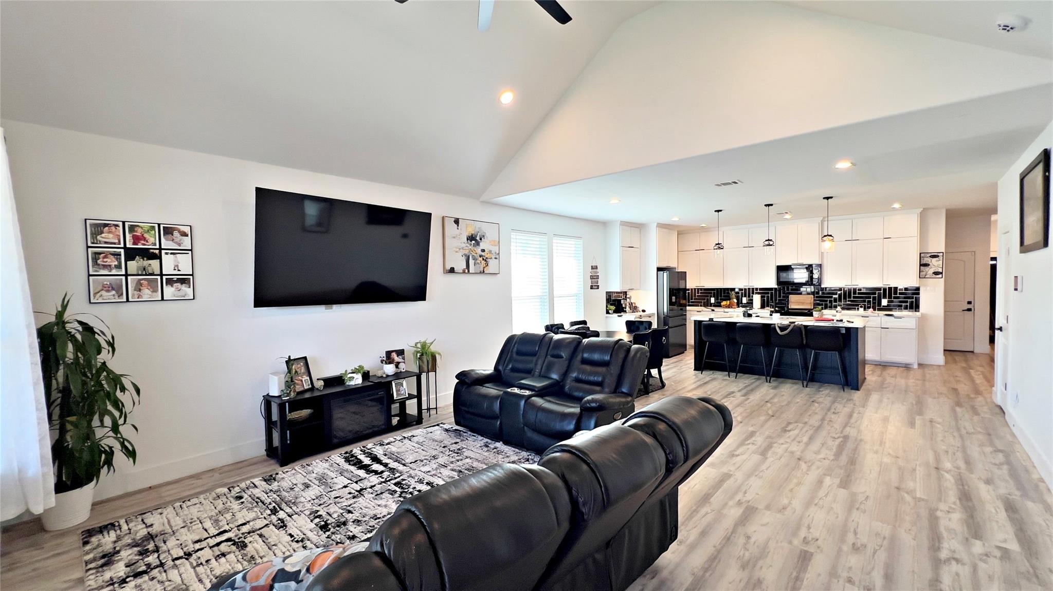 1118 N Shepherd Drive