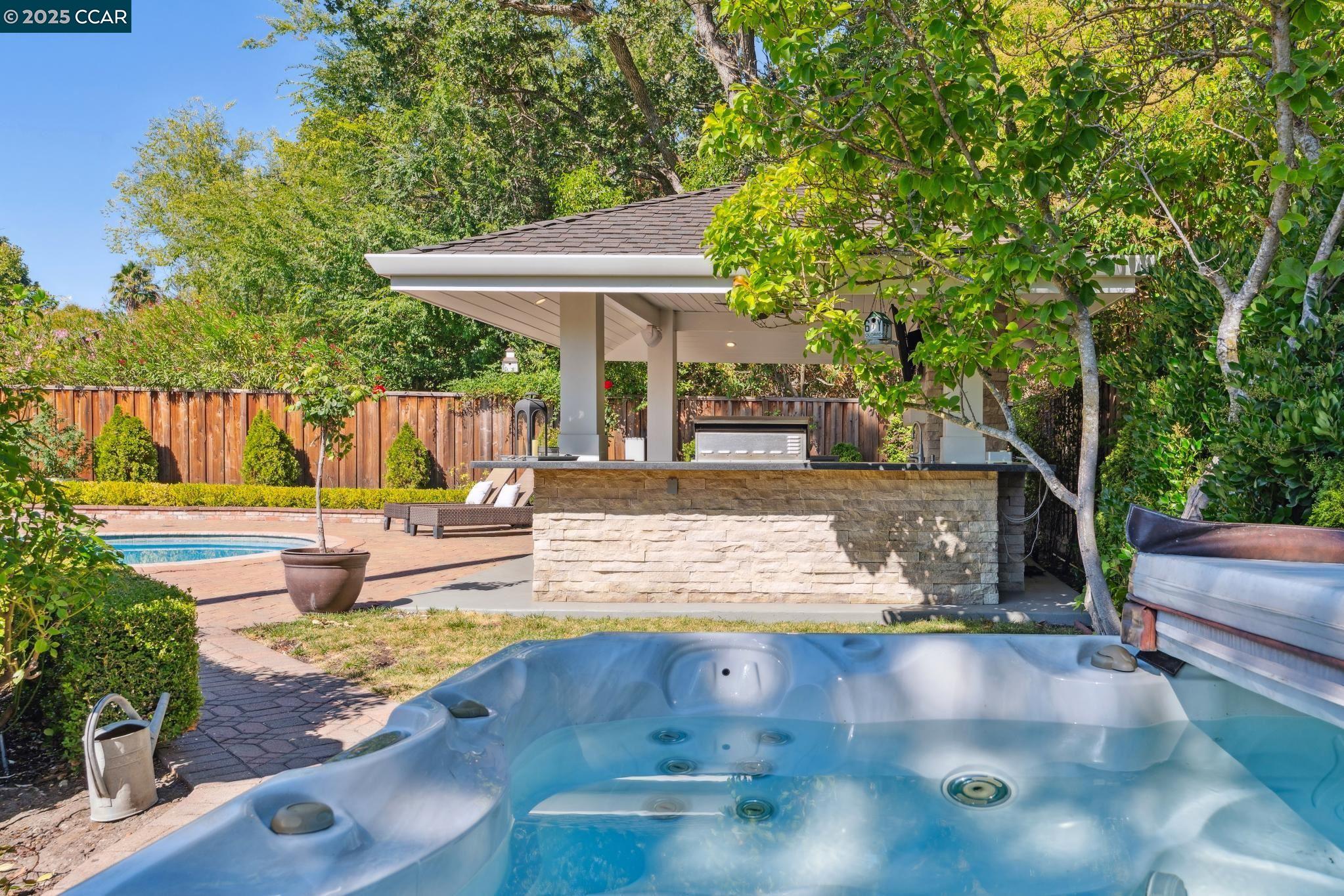 1912 Vicki Ln