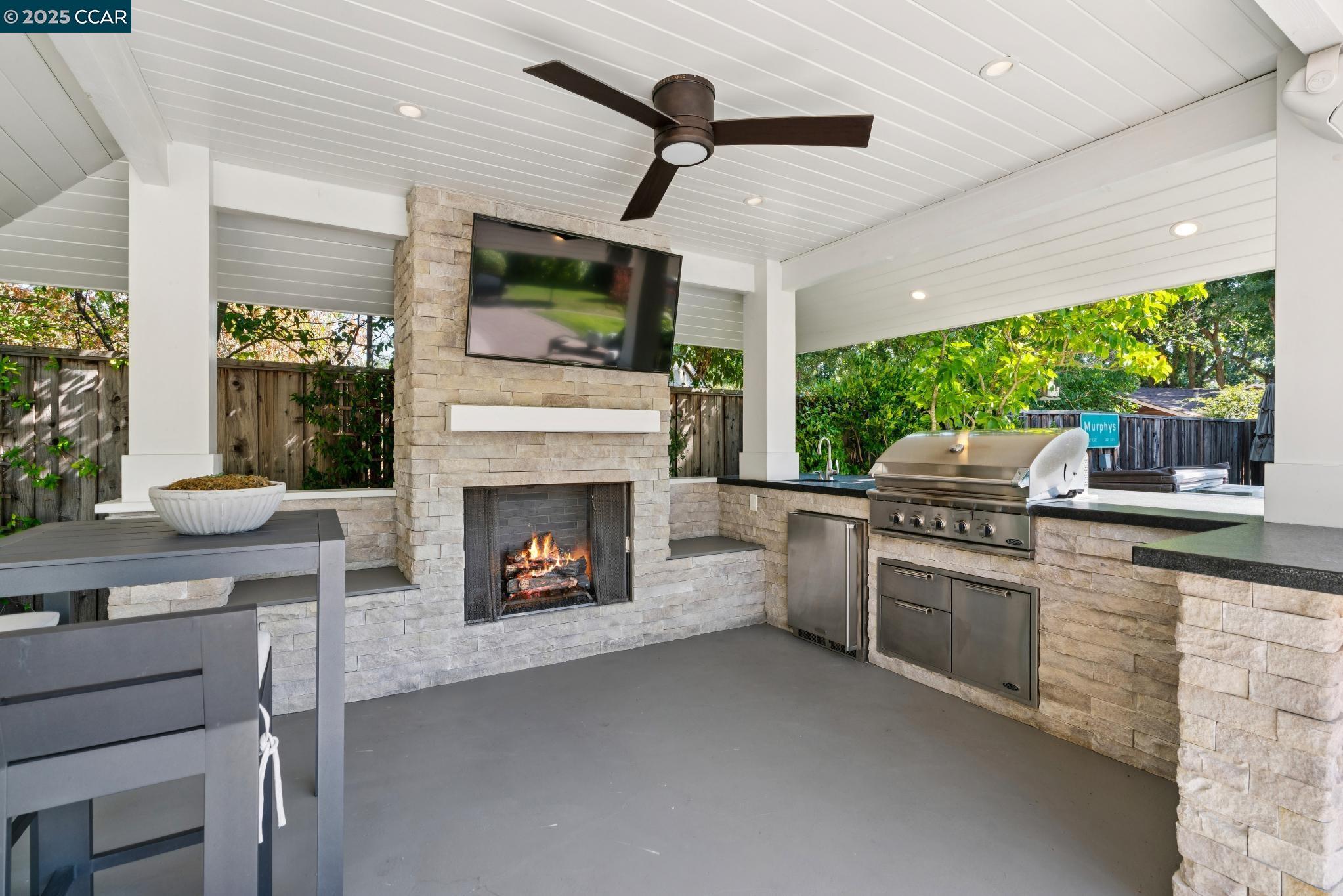 1912 Vicki Ln