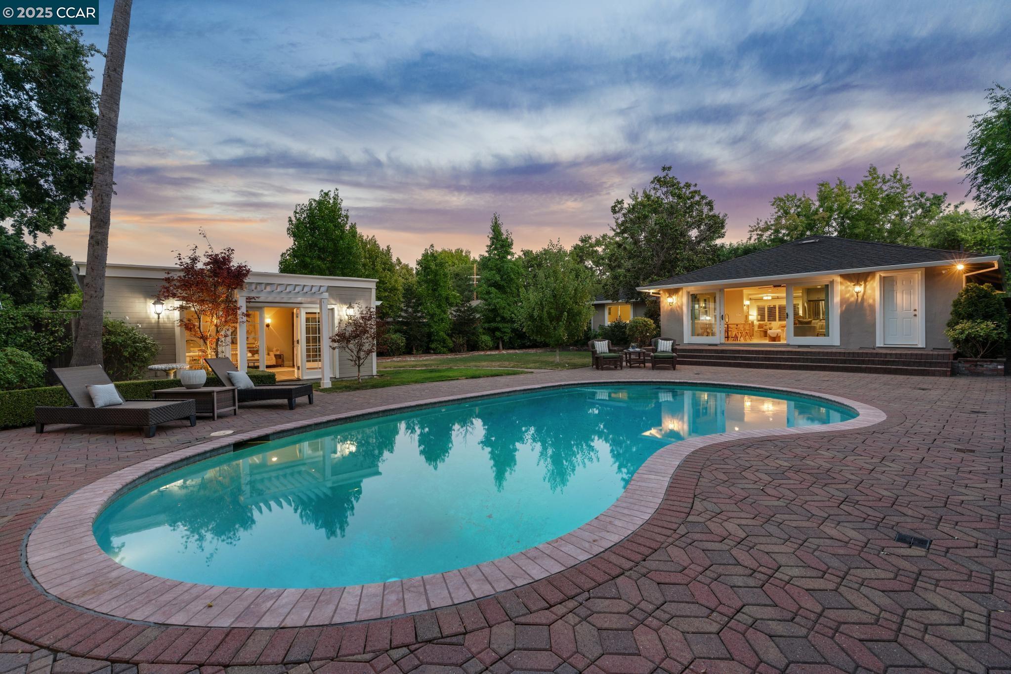 1912 Vicki Ln