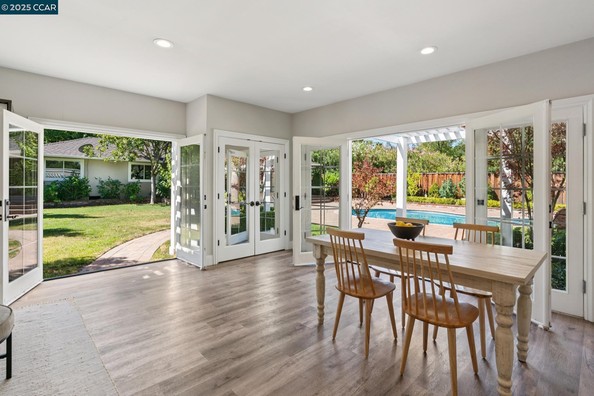 1912 Vicki Ln