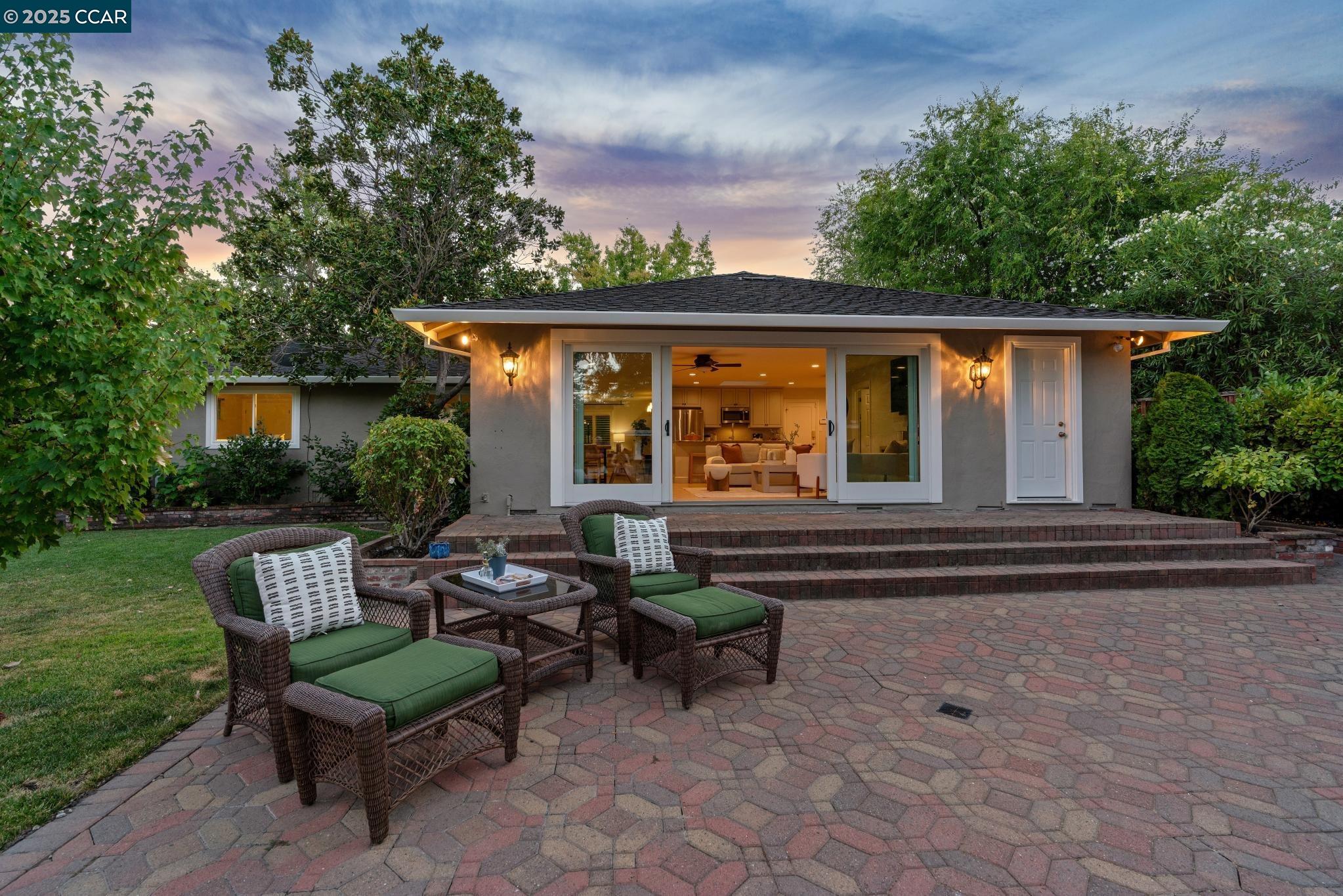 1912 Vicki Ln
