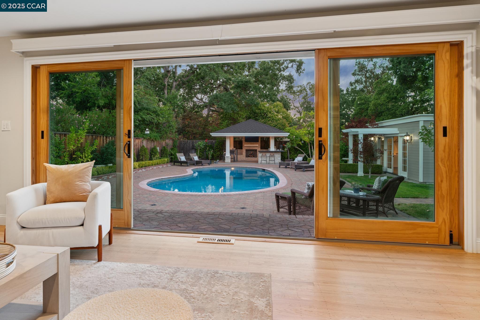 1912 Vicki Ln