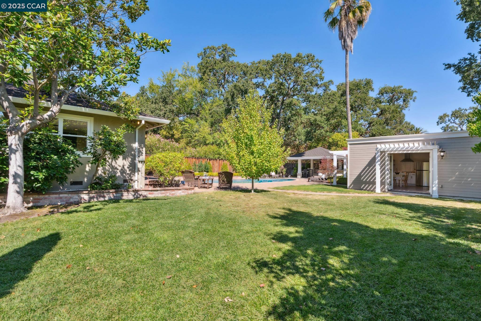 1912 Vicki Ln