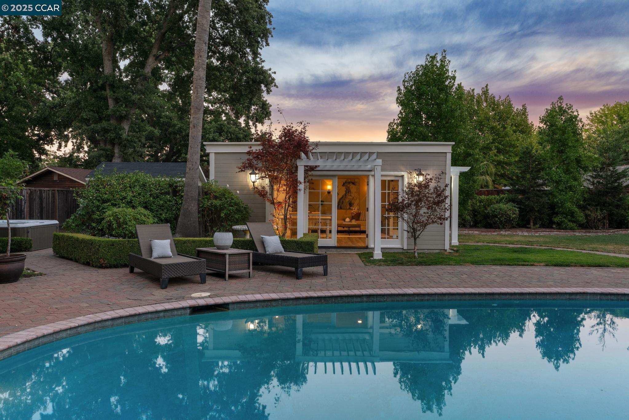 1912 Vicki Ln