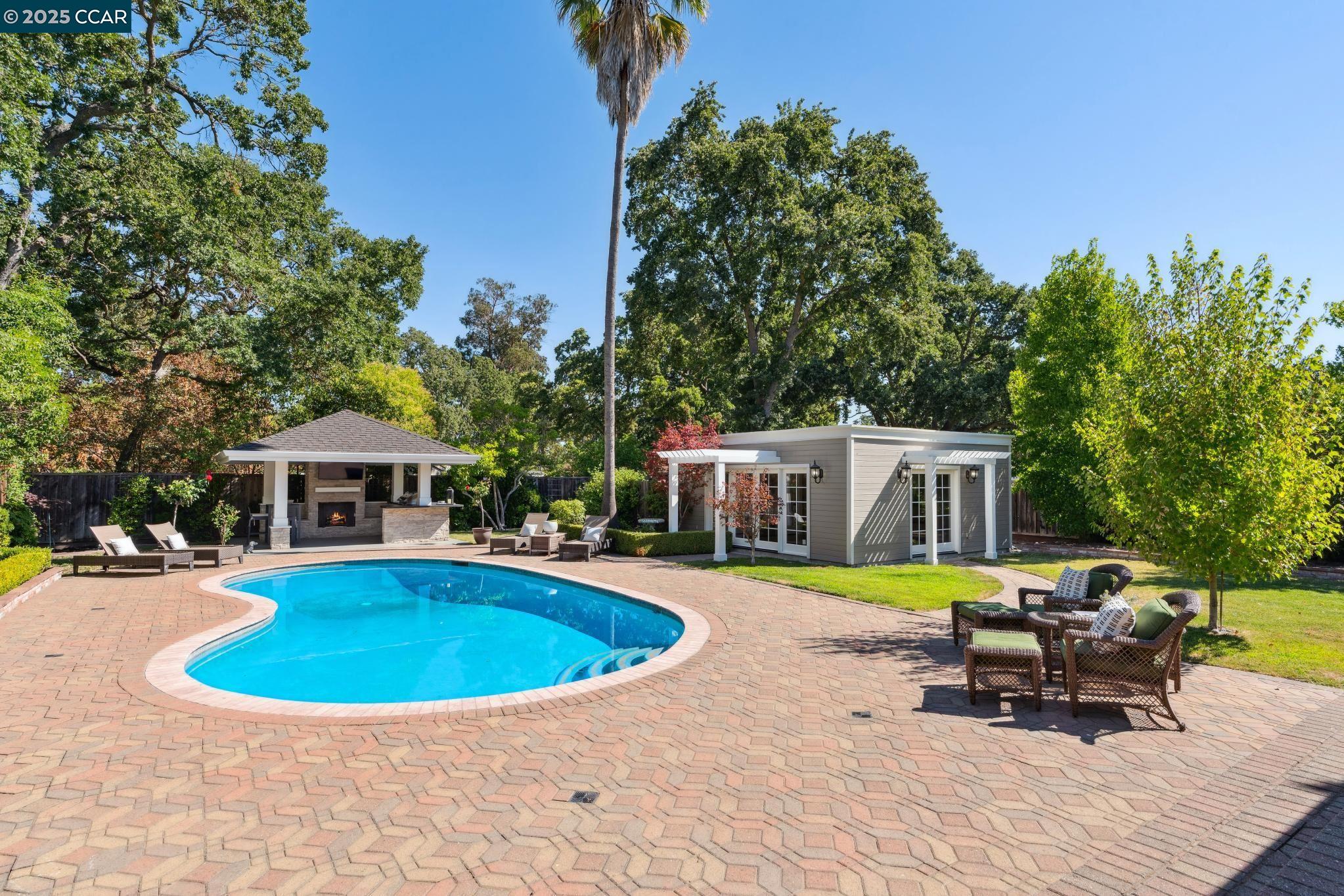 1912 Vicki Ln
