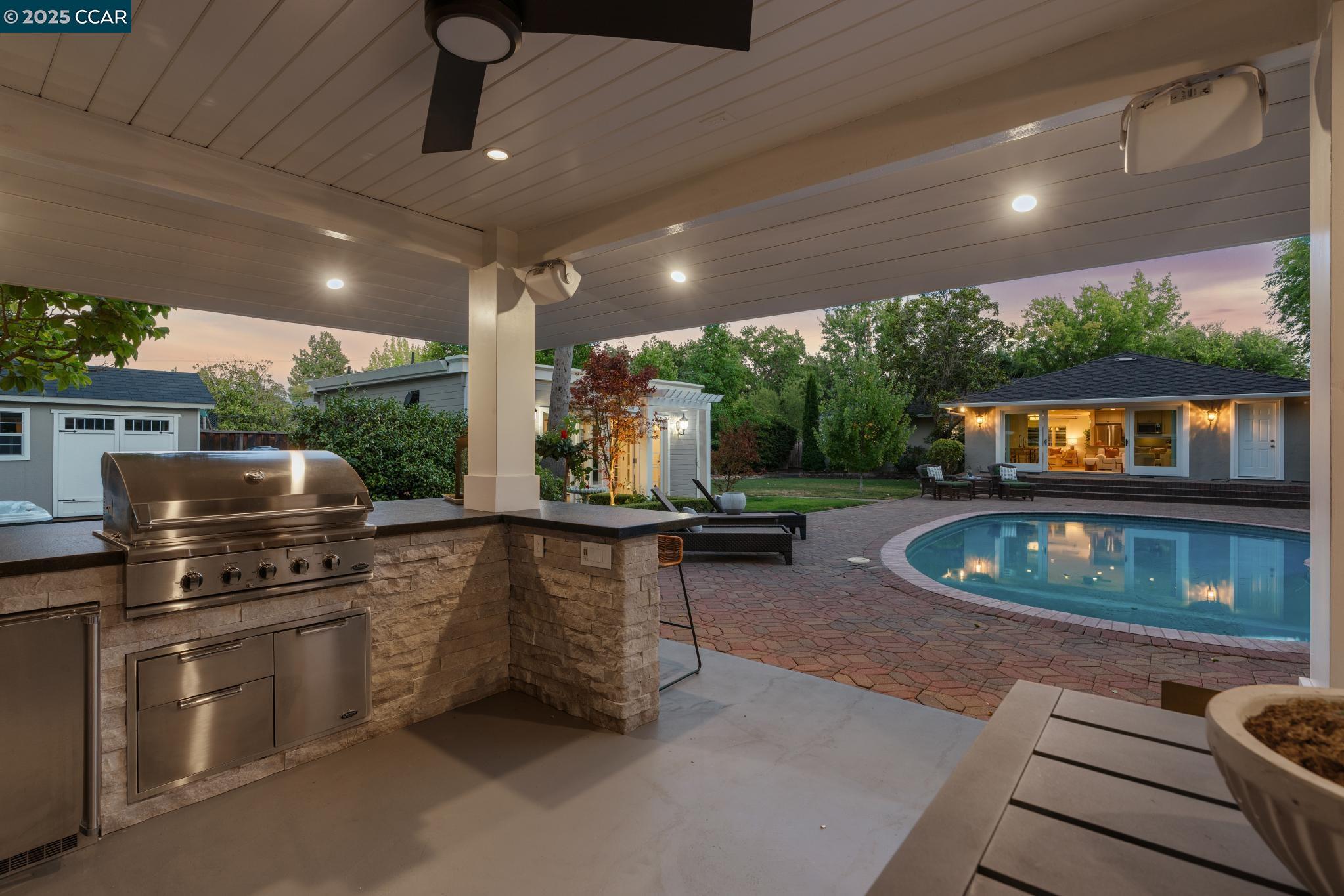 1912 Vicki Ln