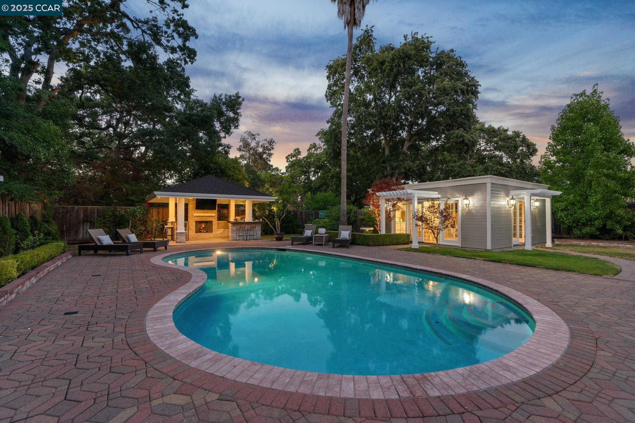 1912 Vicki Ln