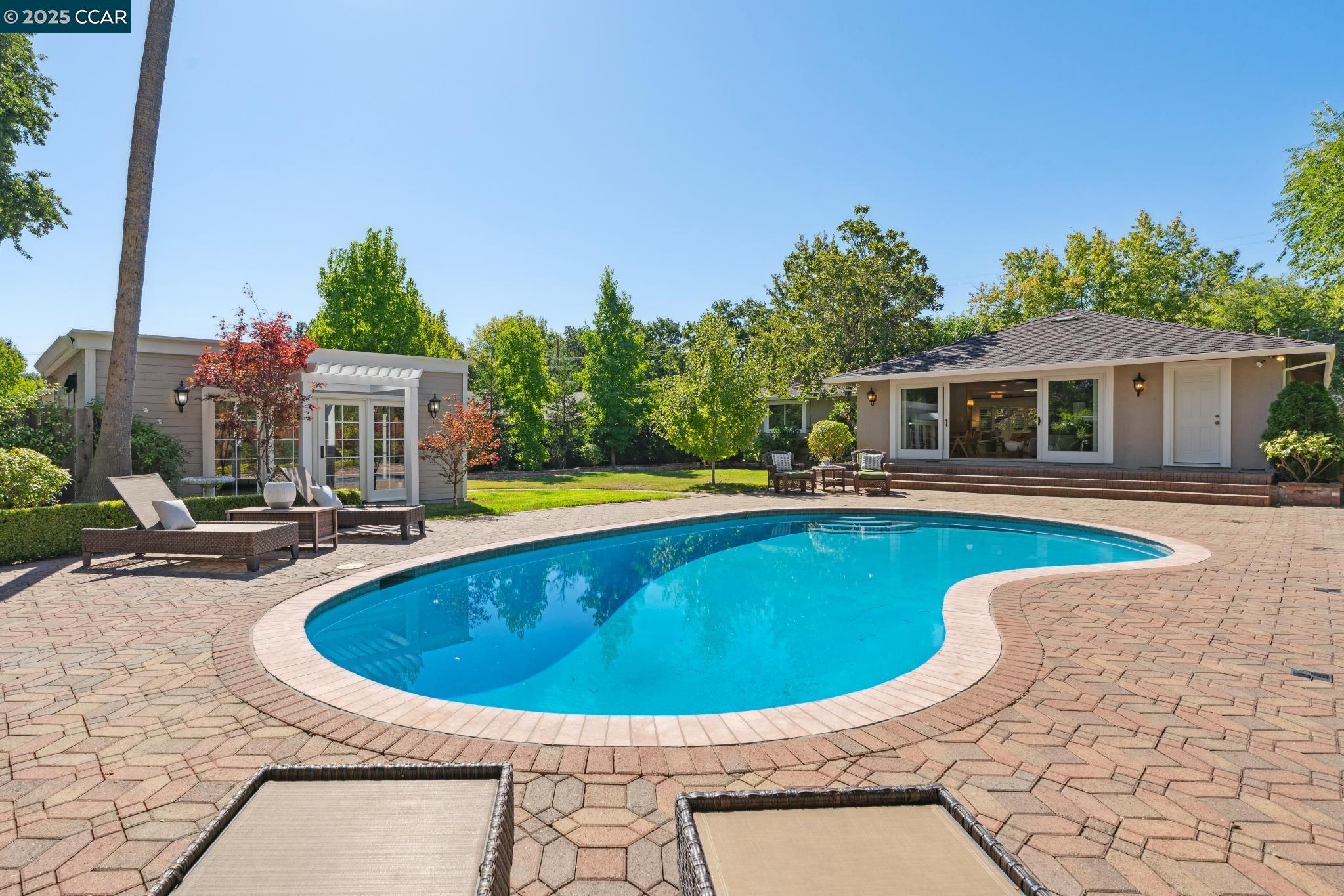1912 Vicki Ln