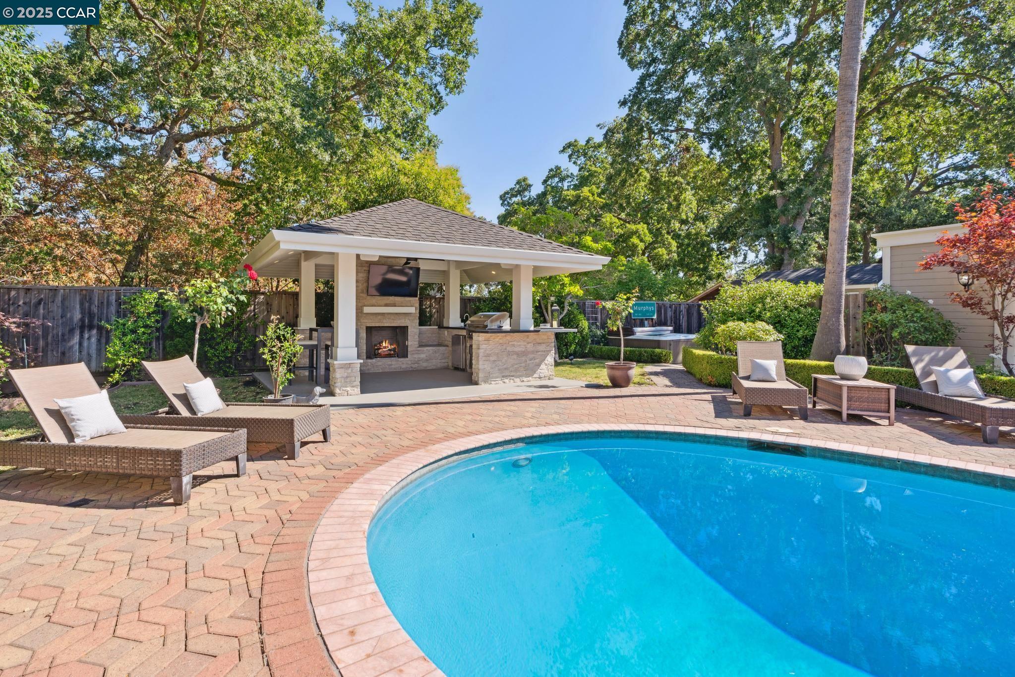 1912 Vicki Ln