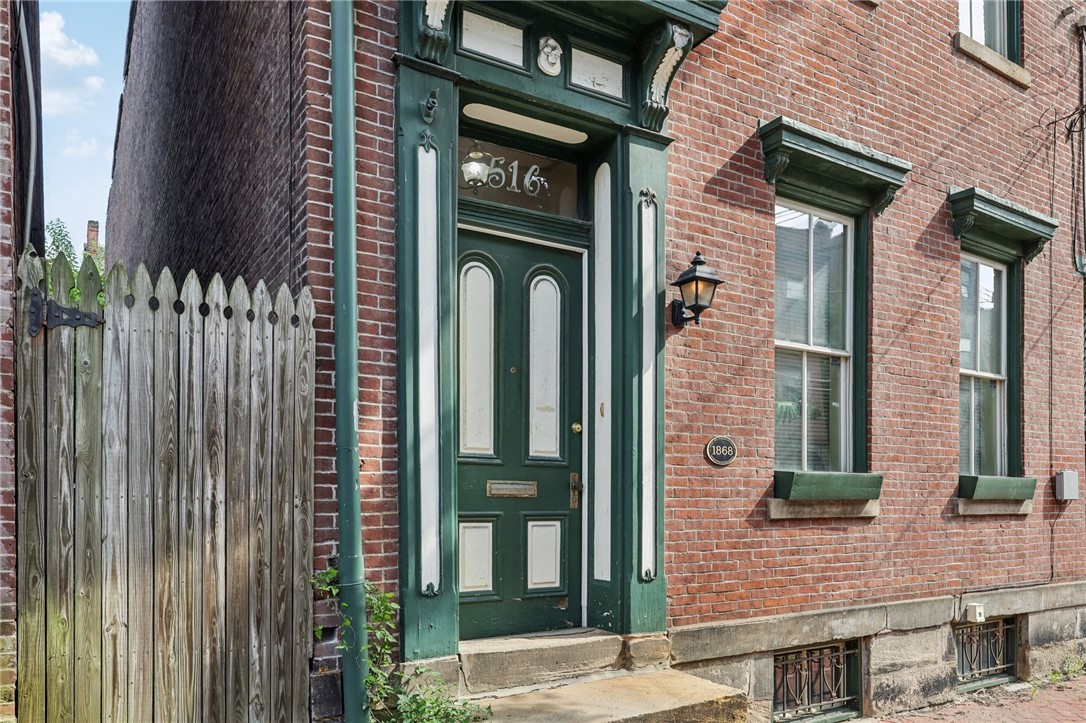 516 Lockhart St