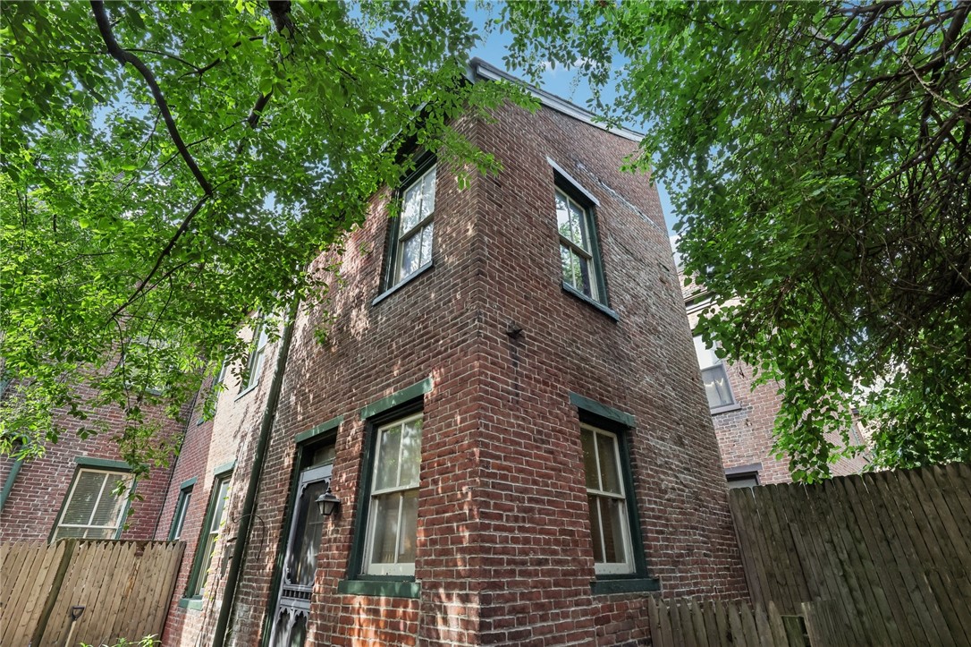 516 Lockhart St