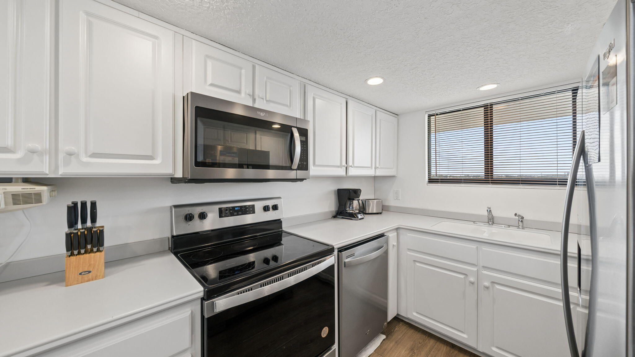 1040 E Highway 98 818