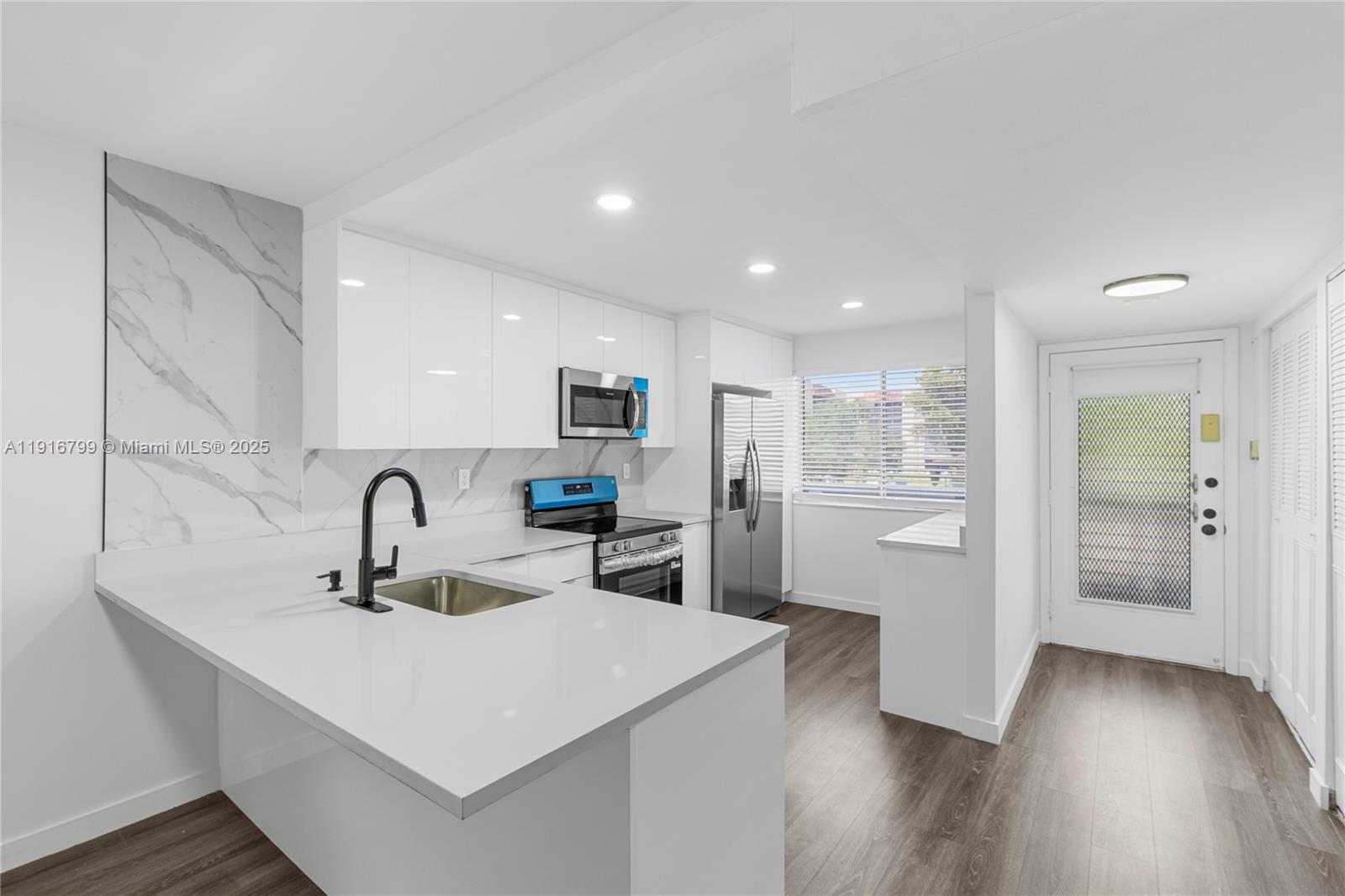 3591 Inverrary Dr # 203