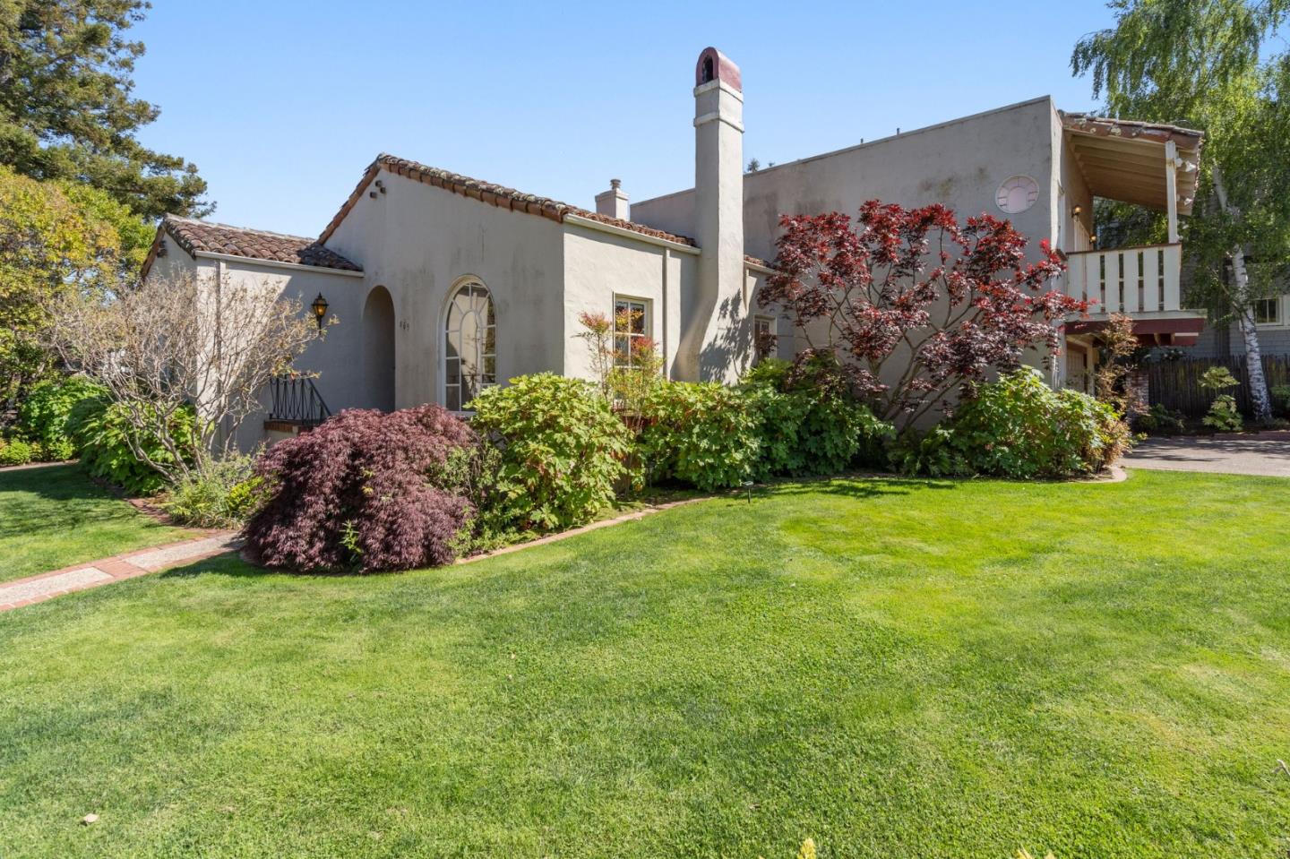 869 Walnut Avenue