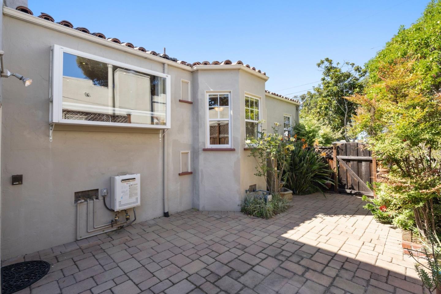 869 Walnut Avenue
