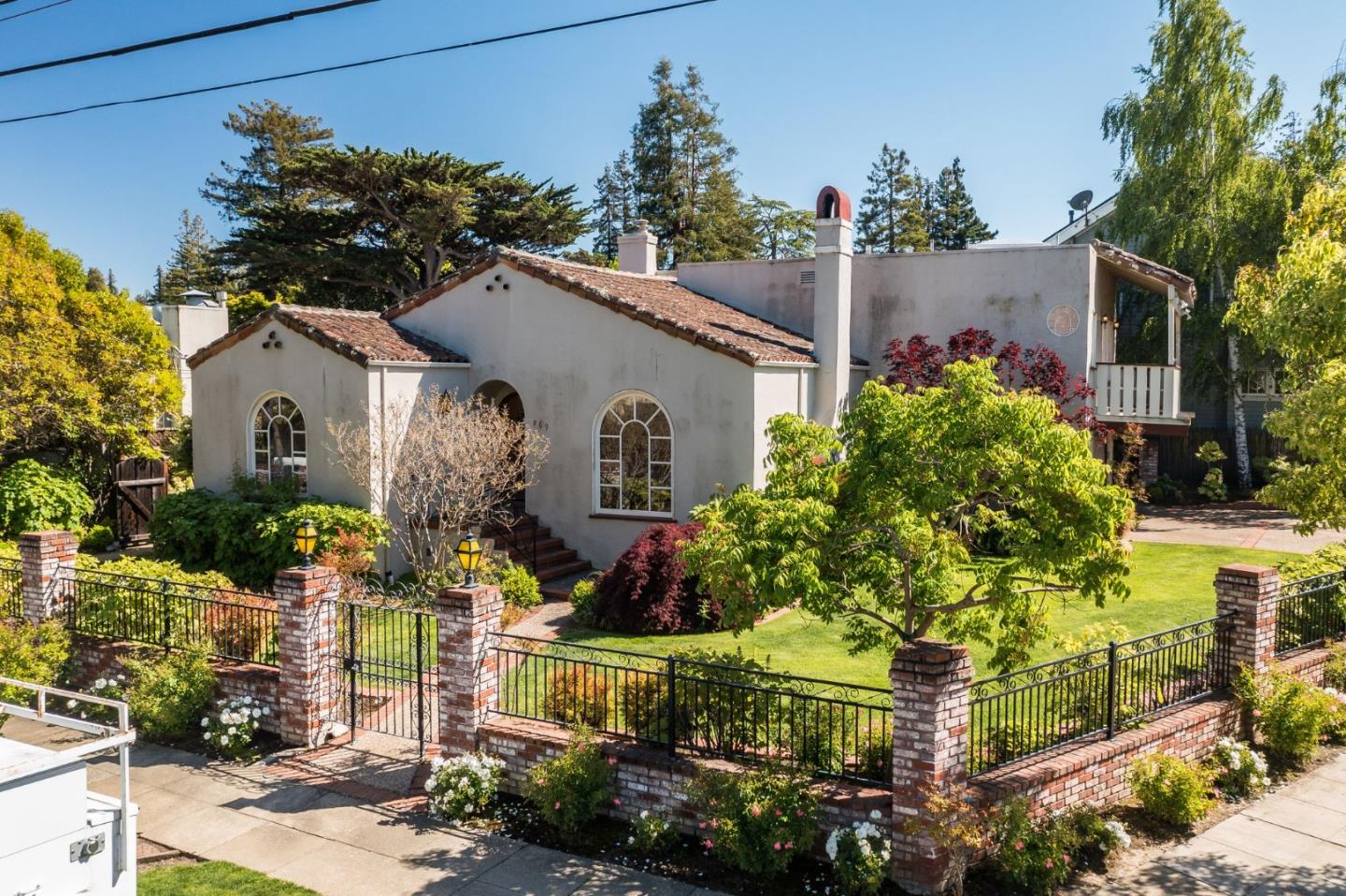 869 Walnut Avenue