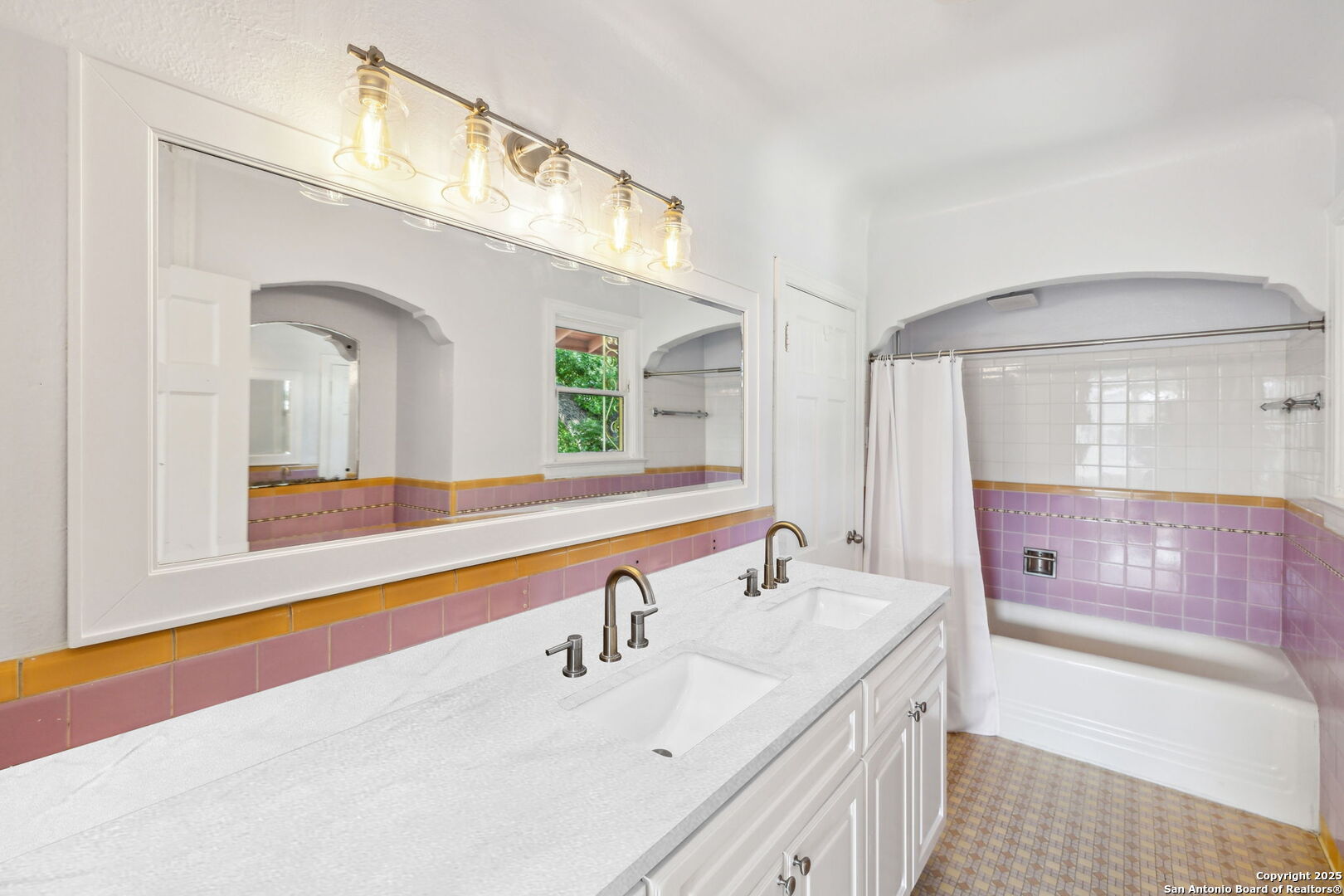 2112 W Gramercy