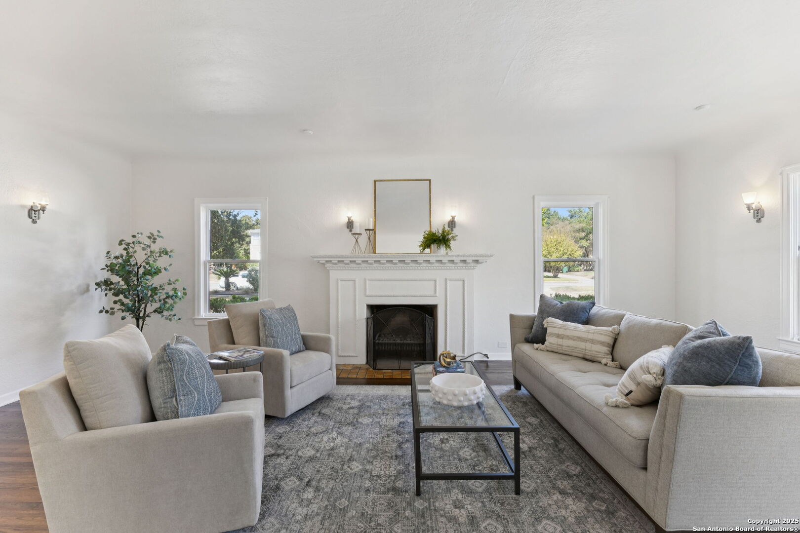 2112 W Gramercy