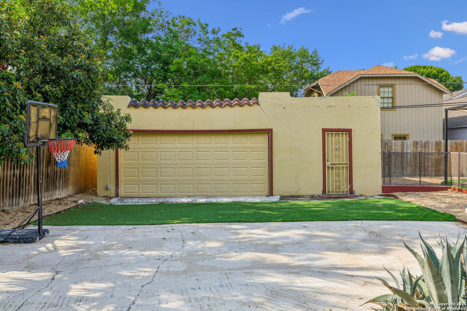 2112 W Gramercy