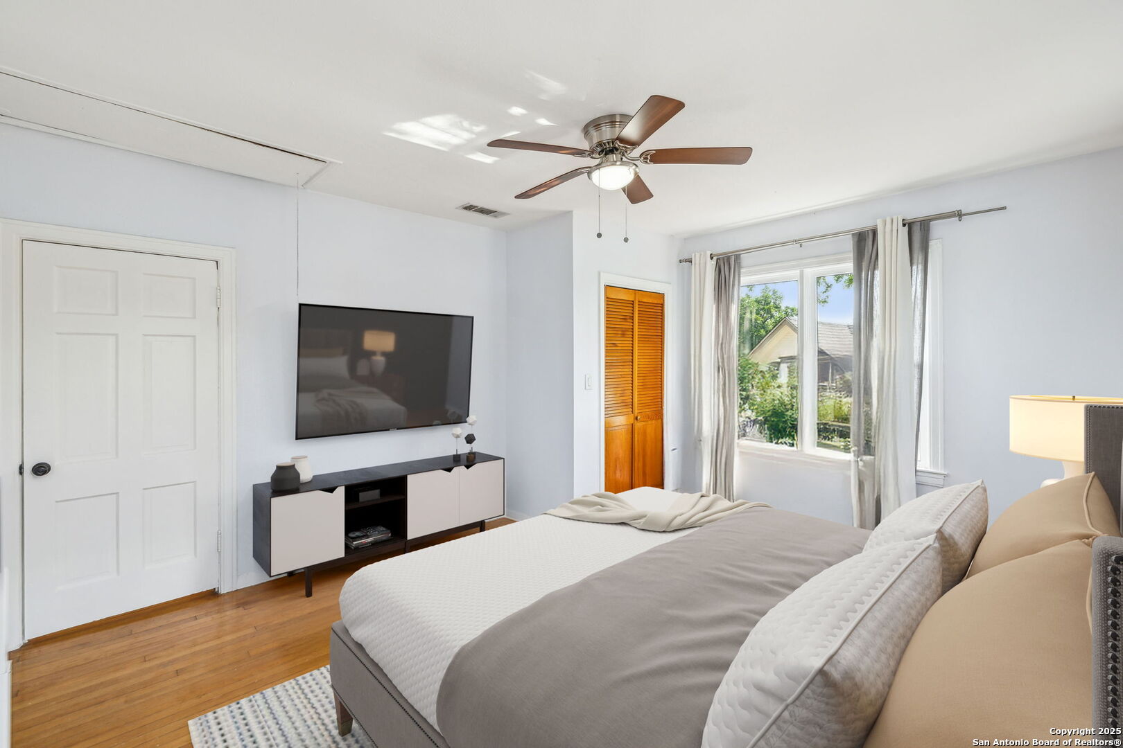 2112 W Gramercy