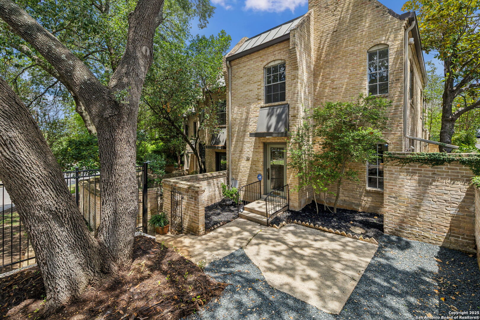 209 CHICHESTER PL 1