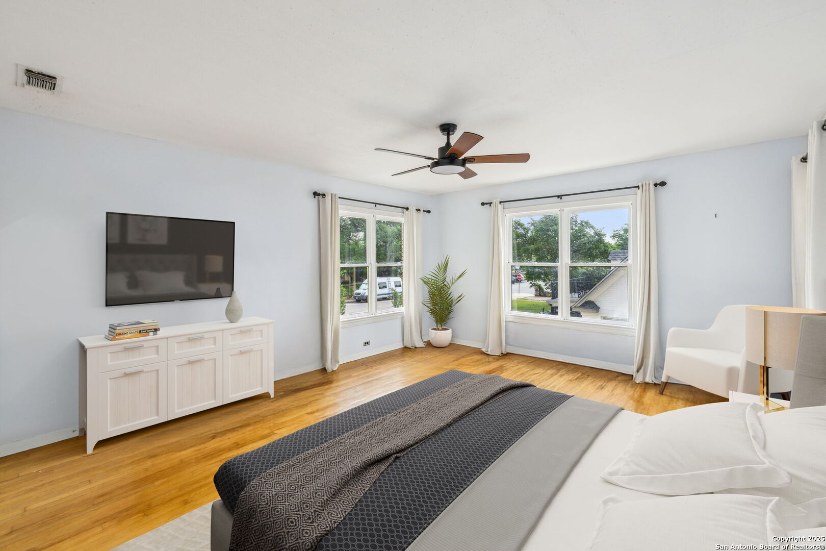 2112 W Gramercy
