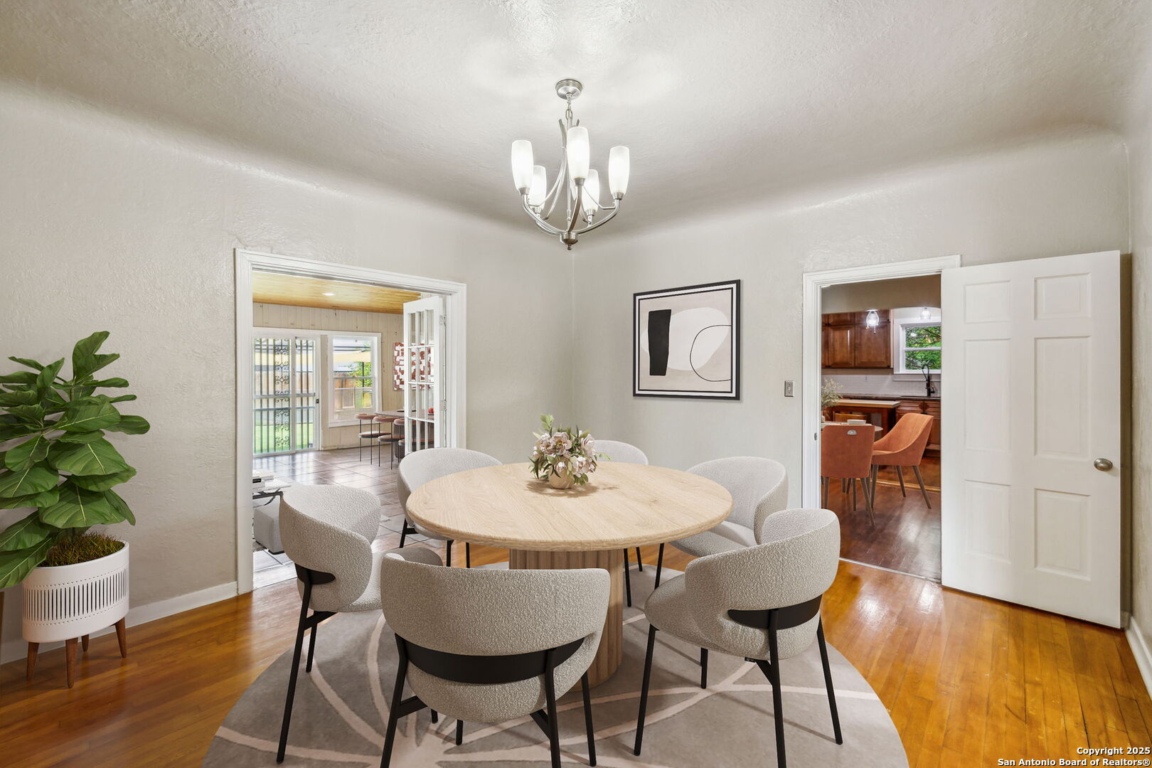 2112 W Gramercy