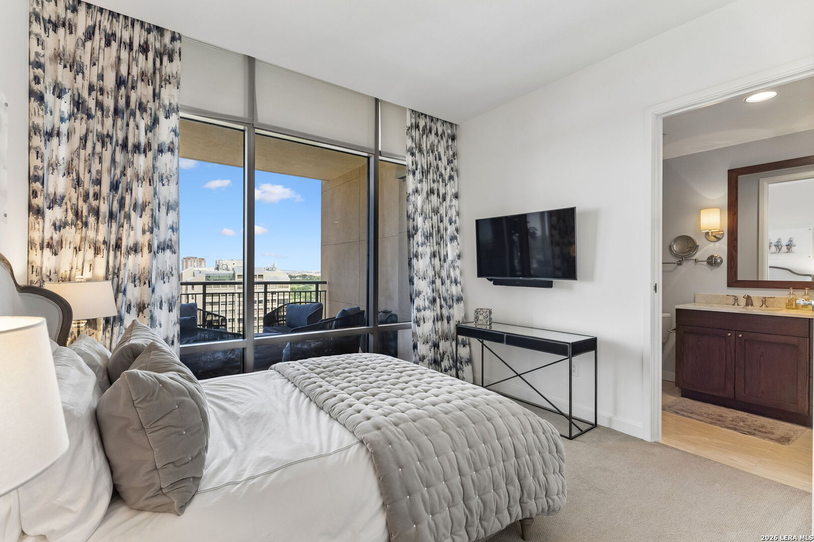 4242 Broadway Unit: APT 1704