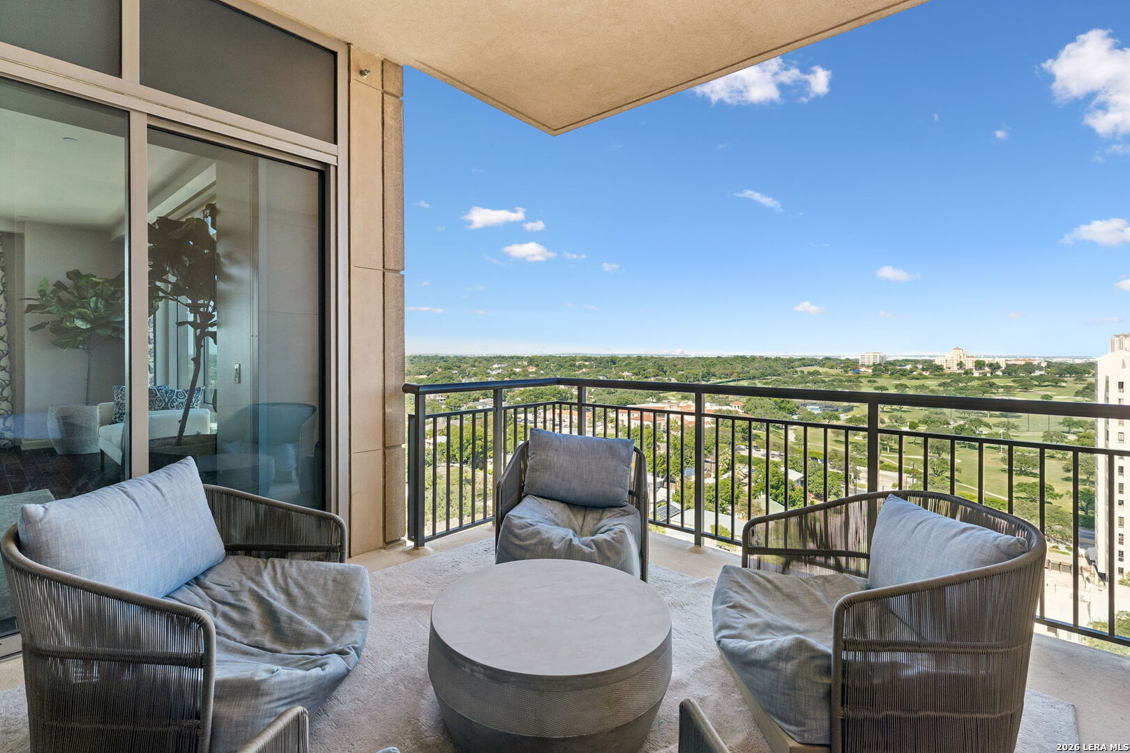 4242 Broadway Unit: APT 1704