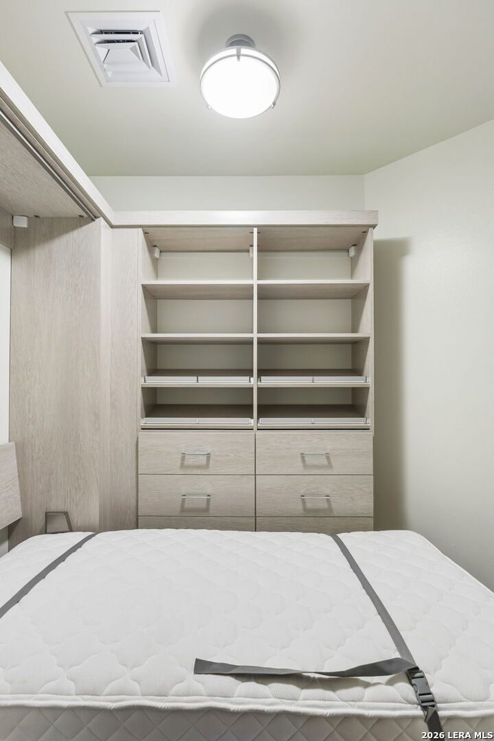 4242 Broadway Unit: APT 1704