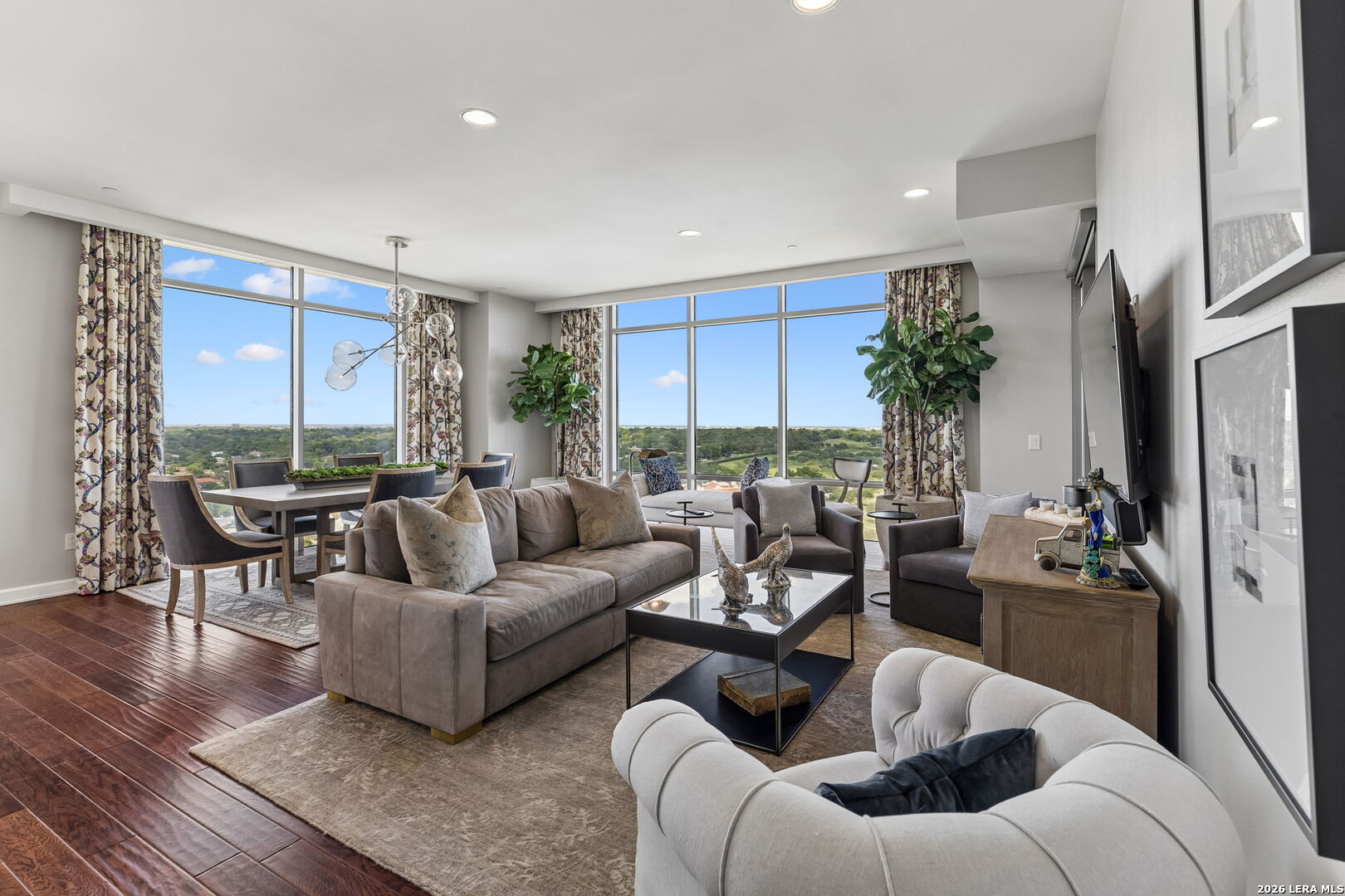 4242 Broadway Unit: APT 1704