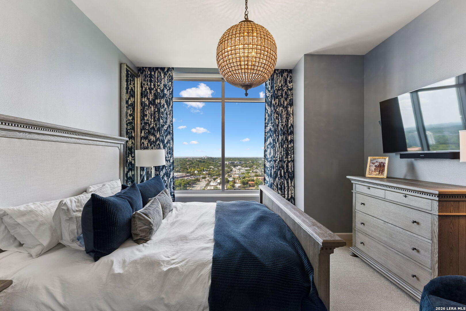 4242 Broadway Unit: APT 1704