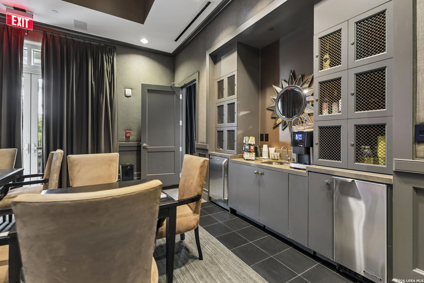 4242 Broadway Unit: APT 1704
